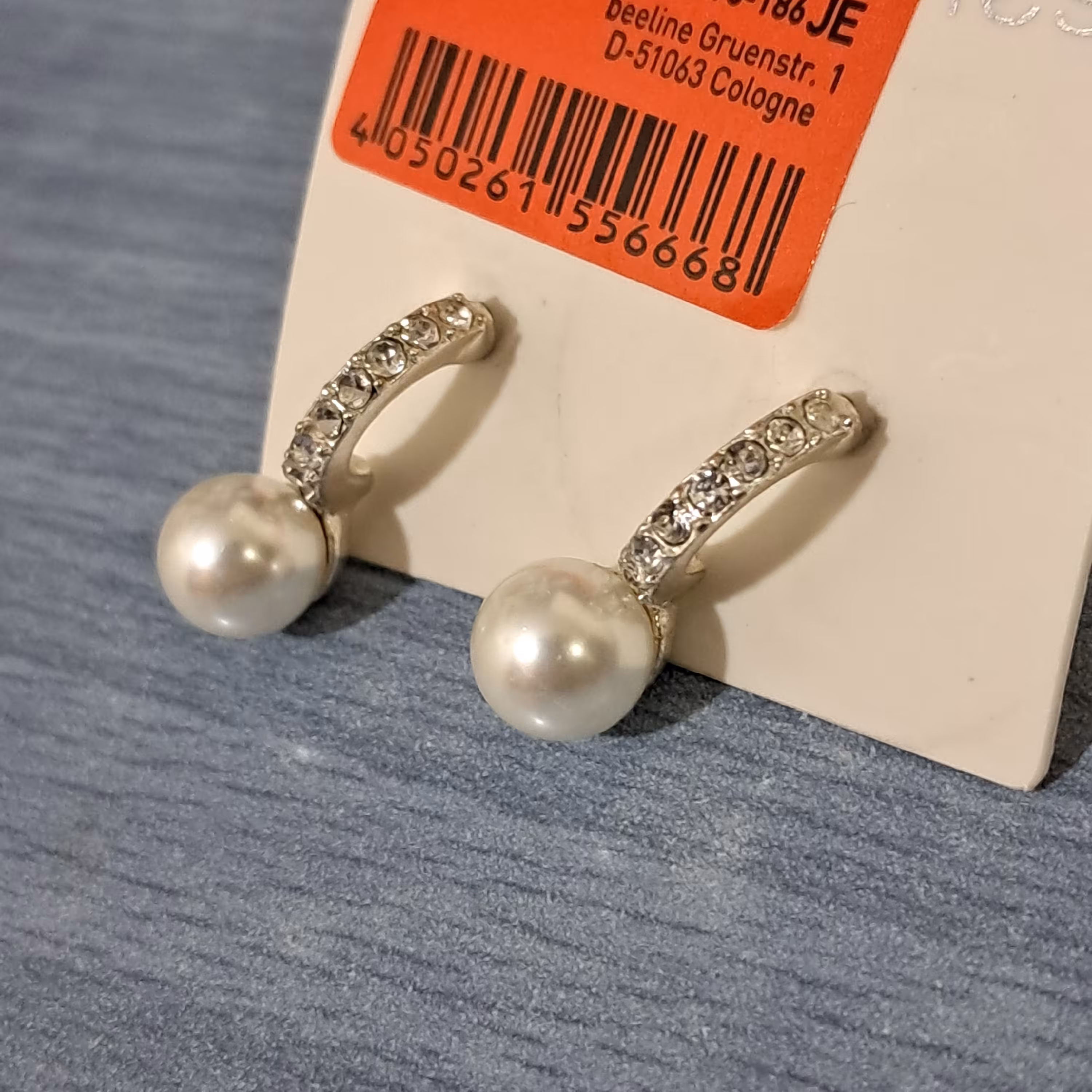 گوشواره مرواریدی نگینی نیم دایره ای بسیار منحصر به فرد...روزانه بدلیجات 50 درصد تخفیف رو استوری میکنیم.مارو دنبال کنید