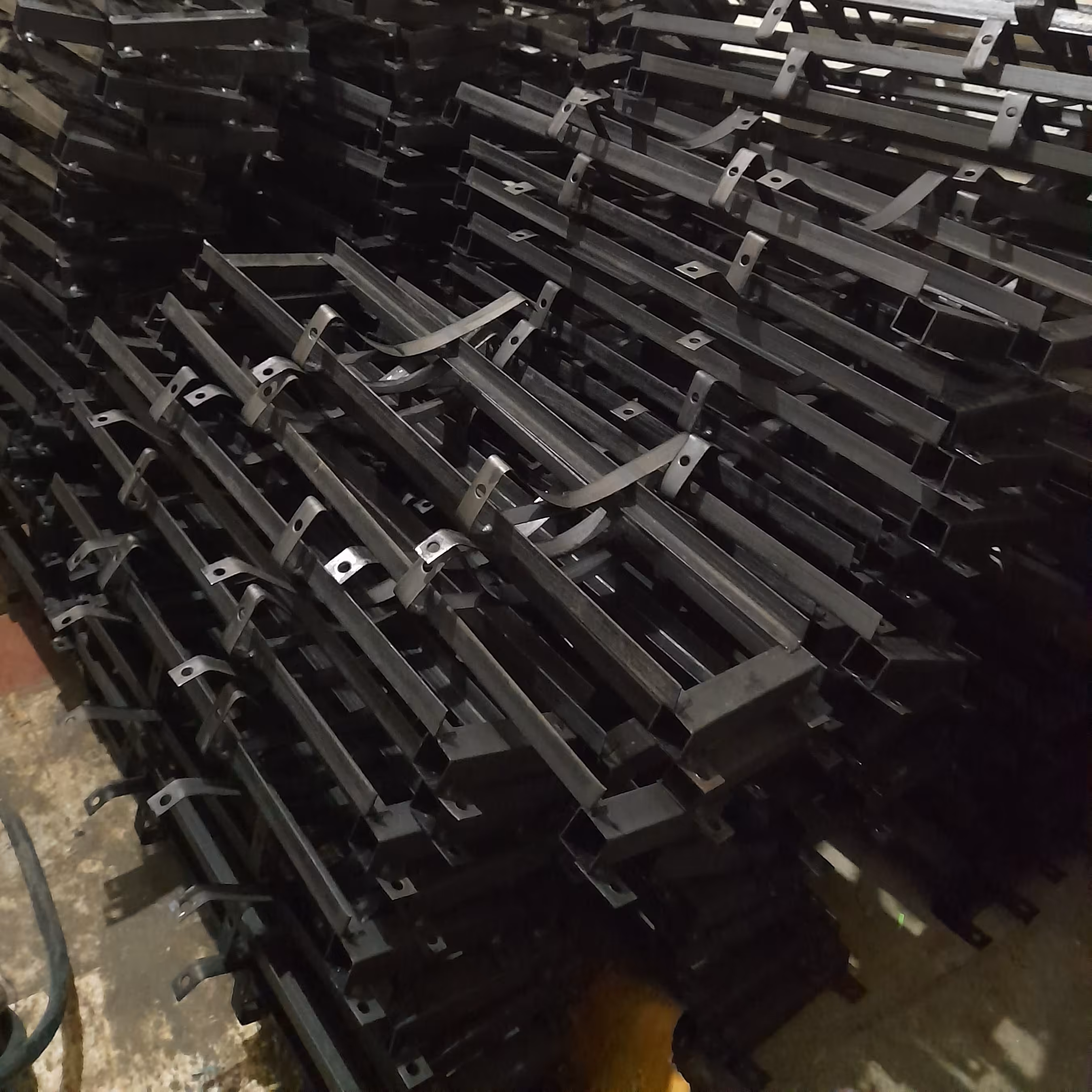 پایه کپسول گاز  پراید با پک پیچ و مهره 