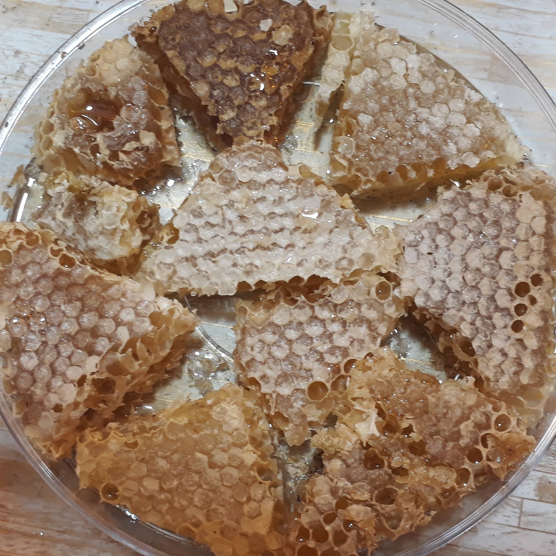 عسل گوشواره باموم طبیعی خود بافت. درصدساکارز3برداشت امسال.