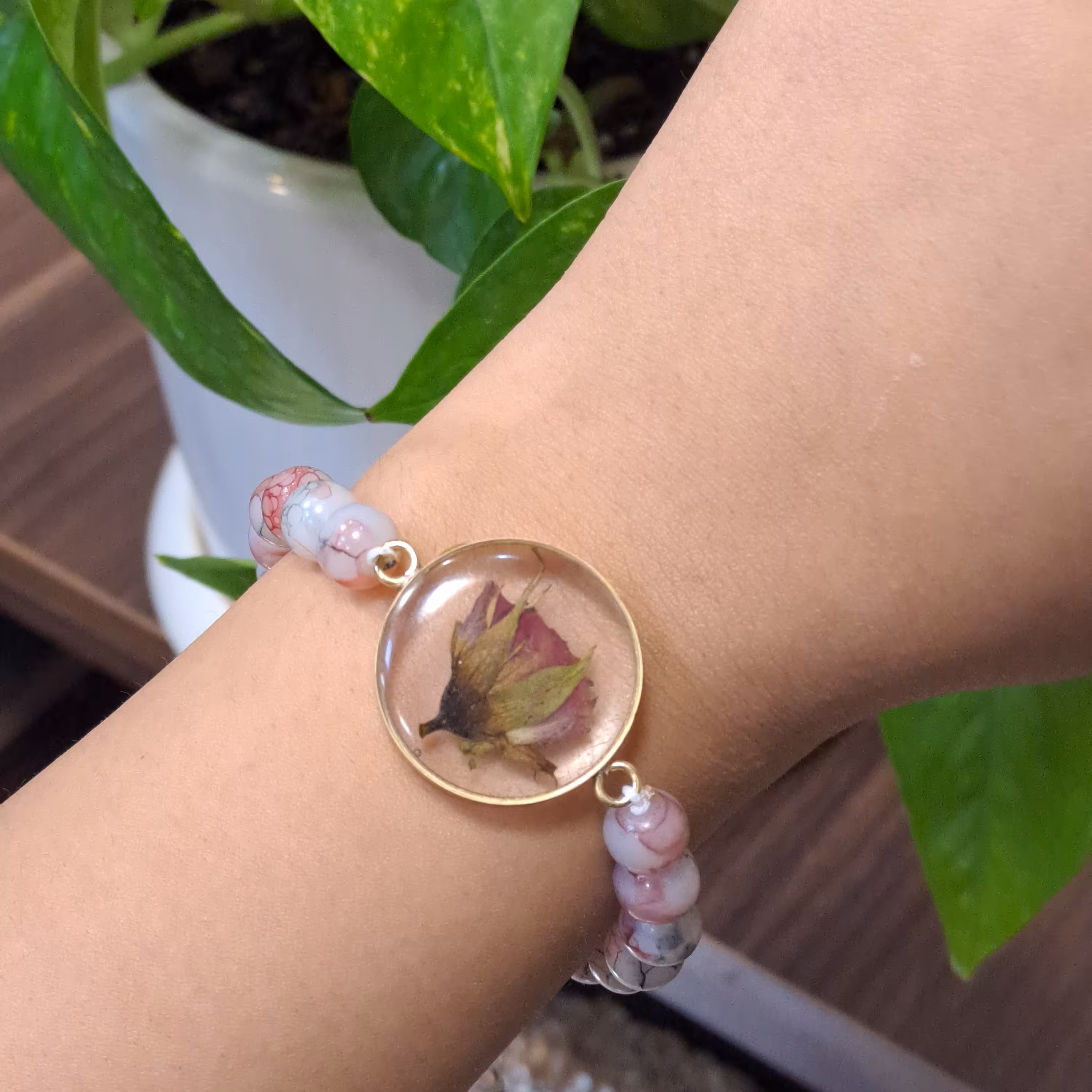 دستبند گل رز طبیعی از جنس رزین شفاف درجه یک بند مهره ای کشویی