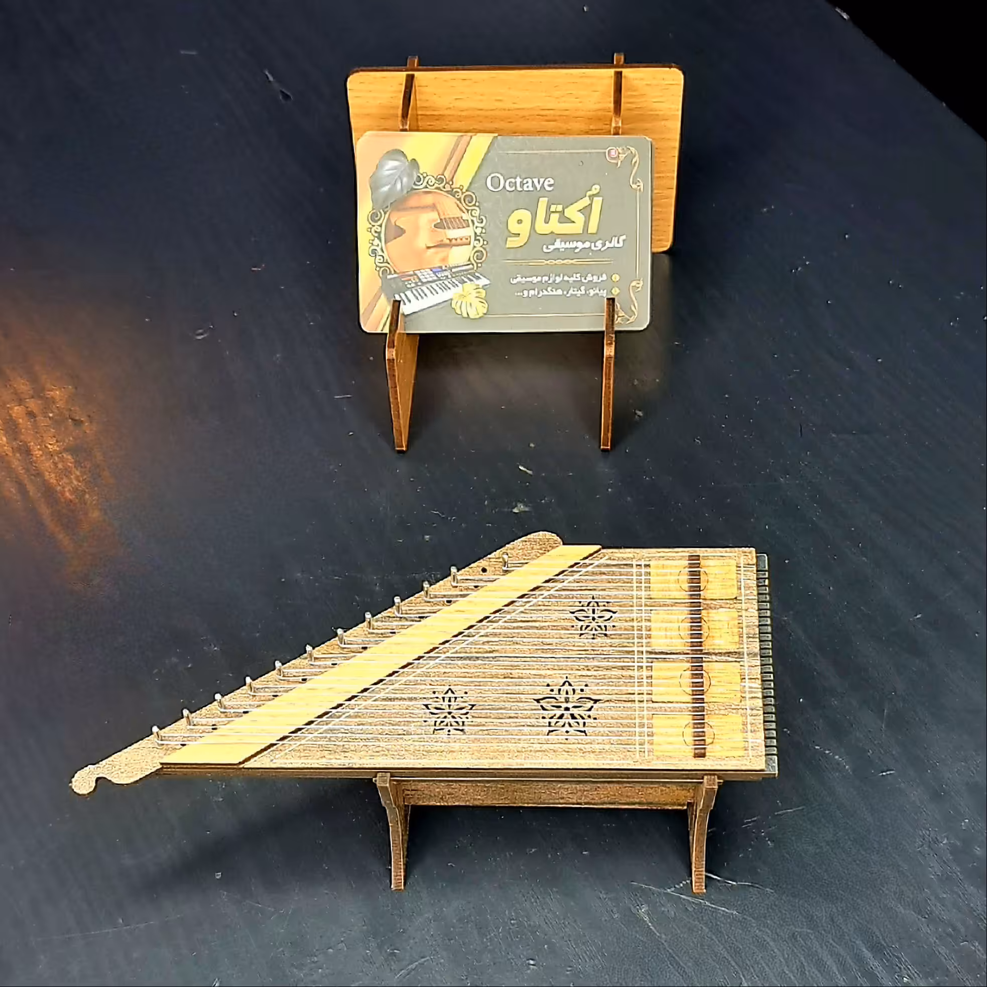 ساز قانون مینیاتوری (ماکت) با میز