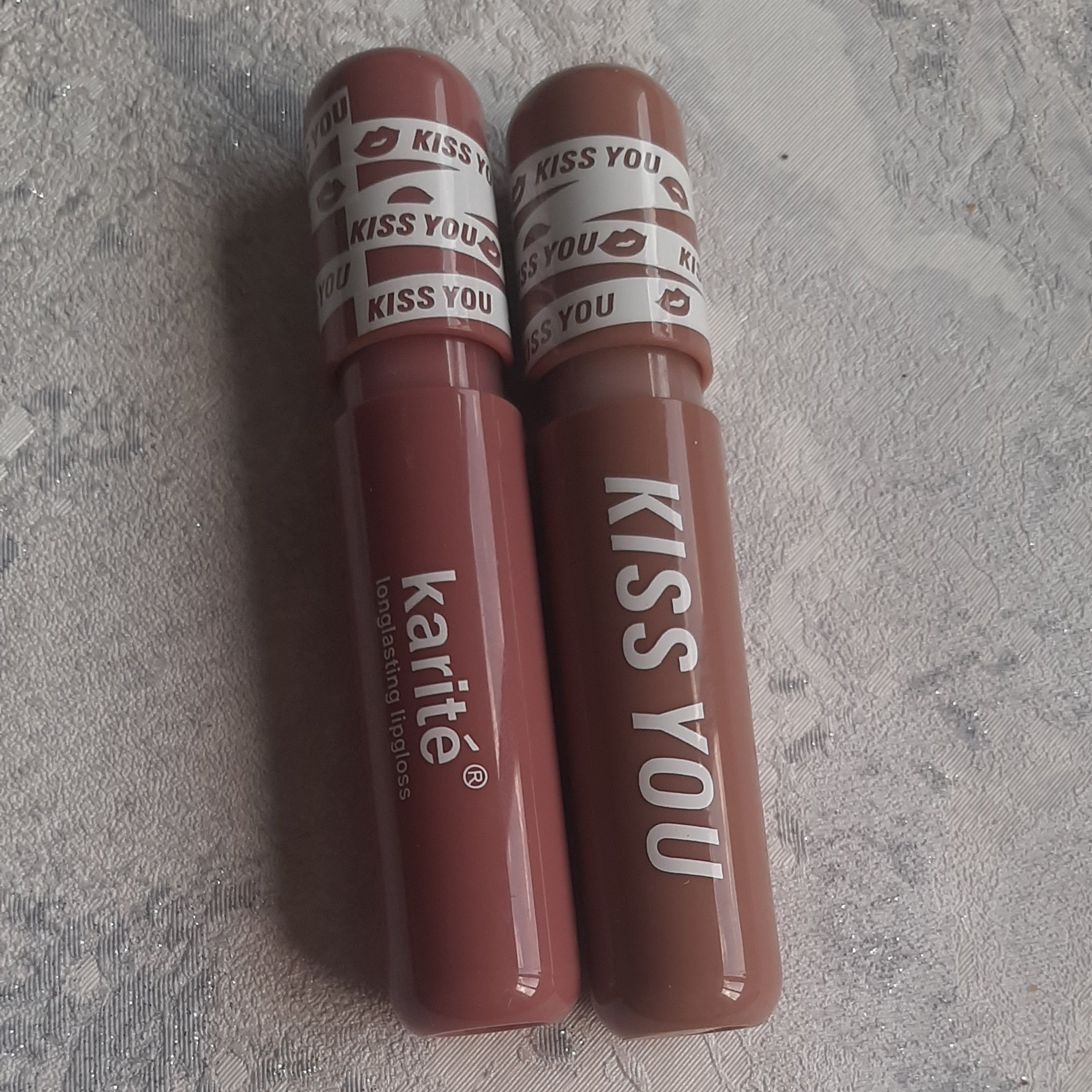 رژ مایع  کاریته کیفیت عالی  رنگ کالباسی خشک بشه اصلا پخش نمیشه 