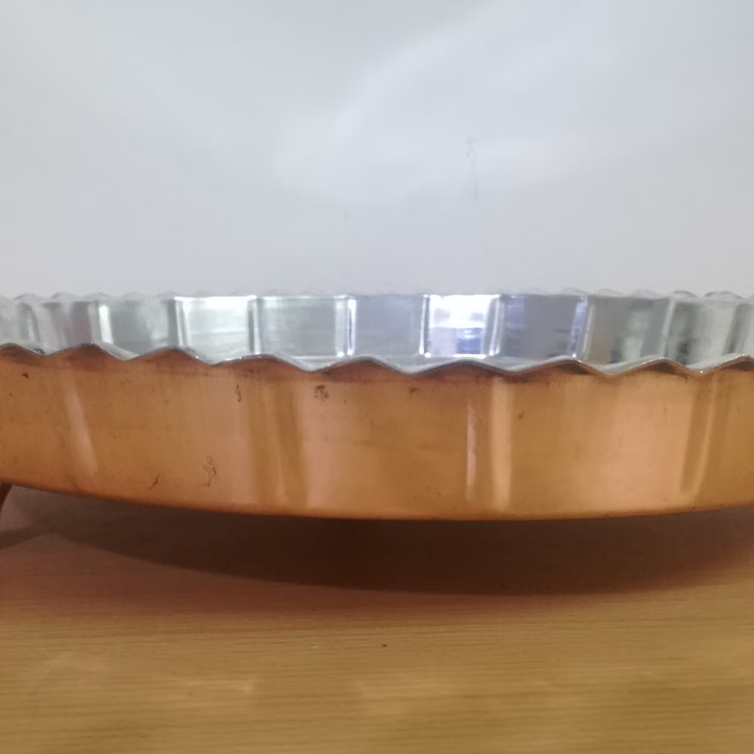 میوه خوری و شیرینی خوری و مرغ خوری مسی گوشواره دار و سه پایه کوتاه سایز سه ساخت زنجان سفارشی ساخته شده