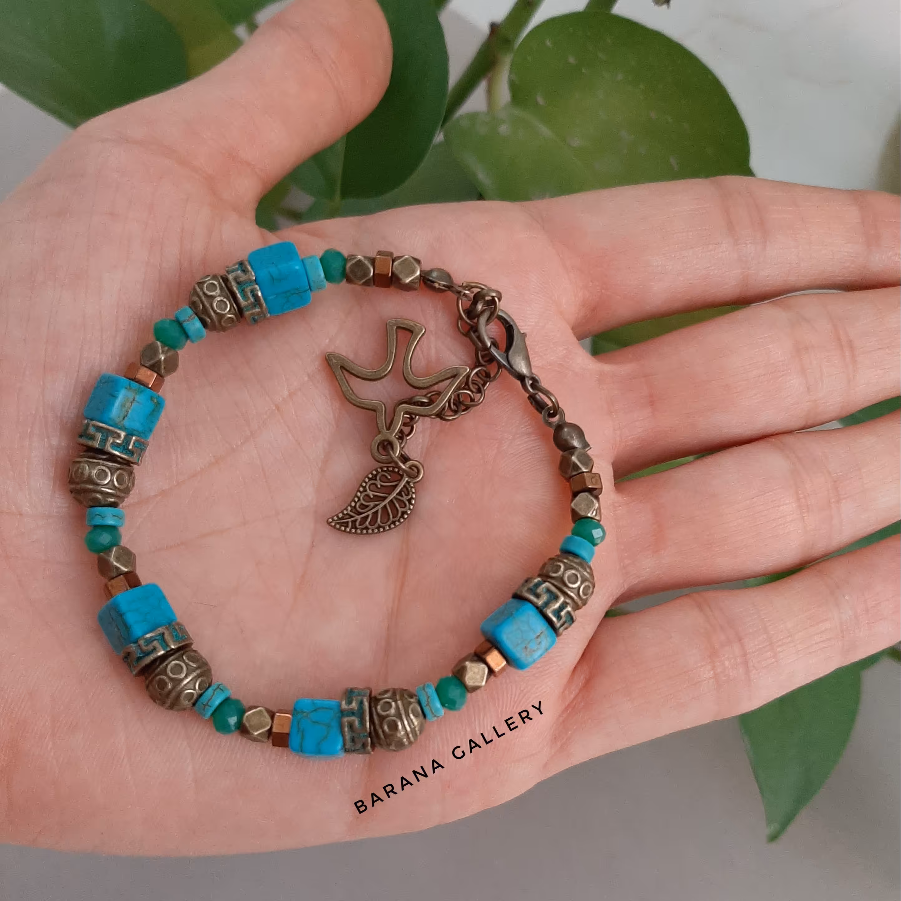 دستبند سنگ فیروزه مکعبی آویزدار