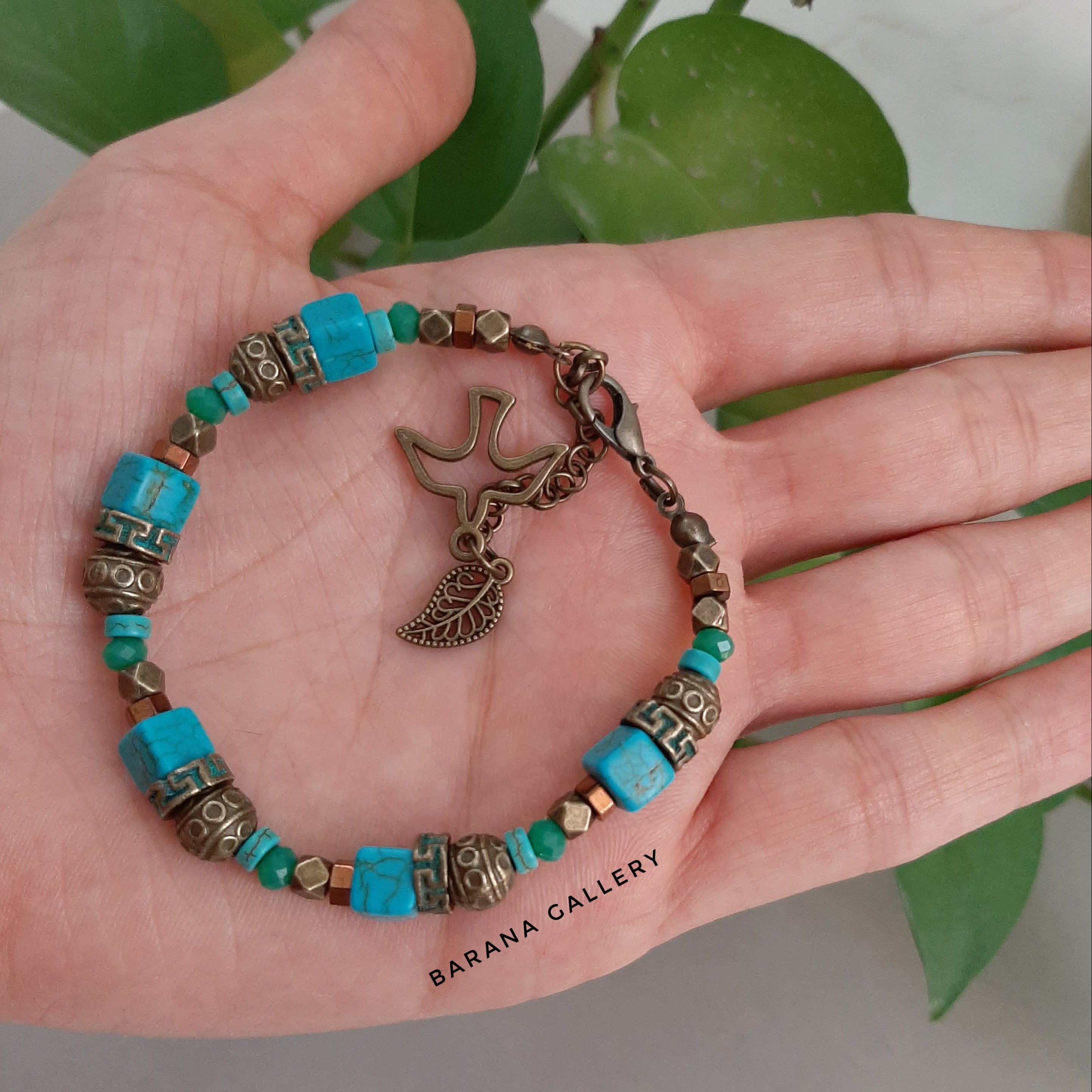 دستبند سنگ فیروزه مکعبی آویزدار