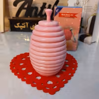 جاعسلی همراه با قاشق عسل   طرح کندو عسل  جنسش پلاستیکی رنگ صورتی