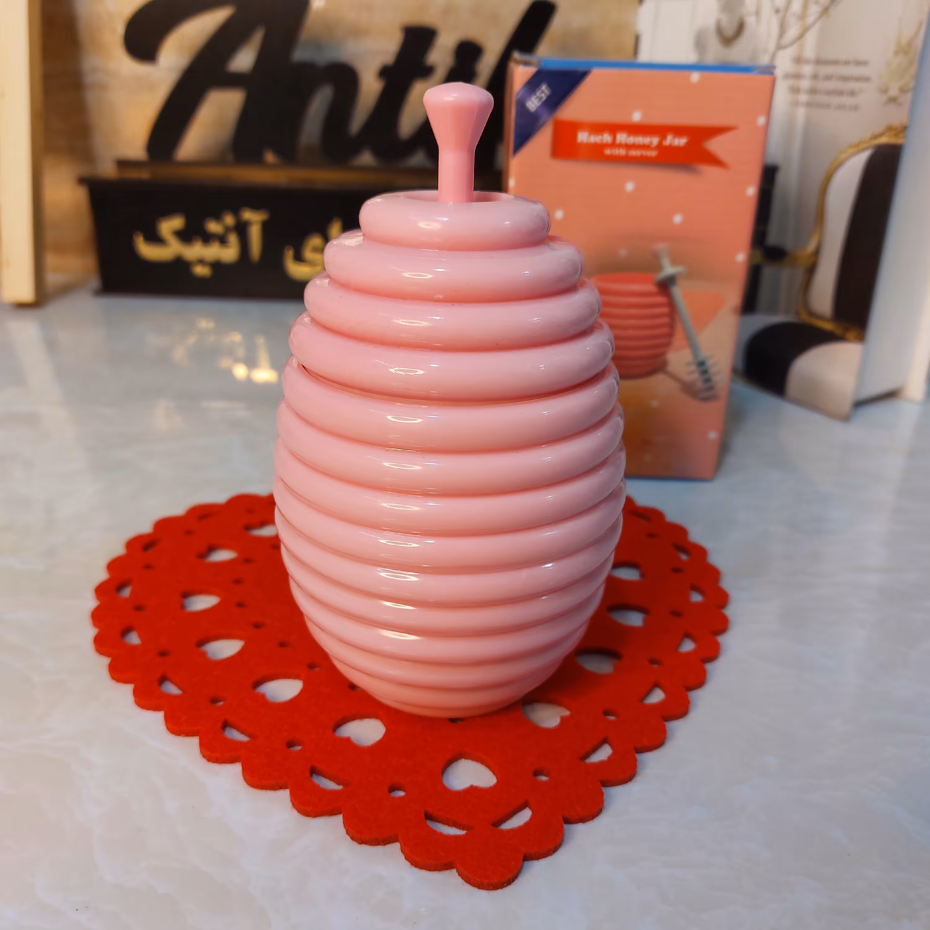 جاعسلی همراه با قاشق عسل   طرح کندو عسل  جنسش پلاستیکی رنگ صورتی