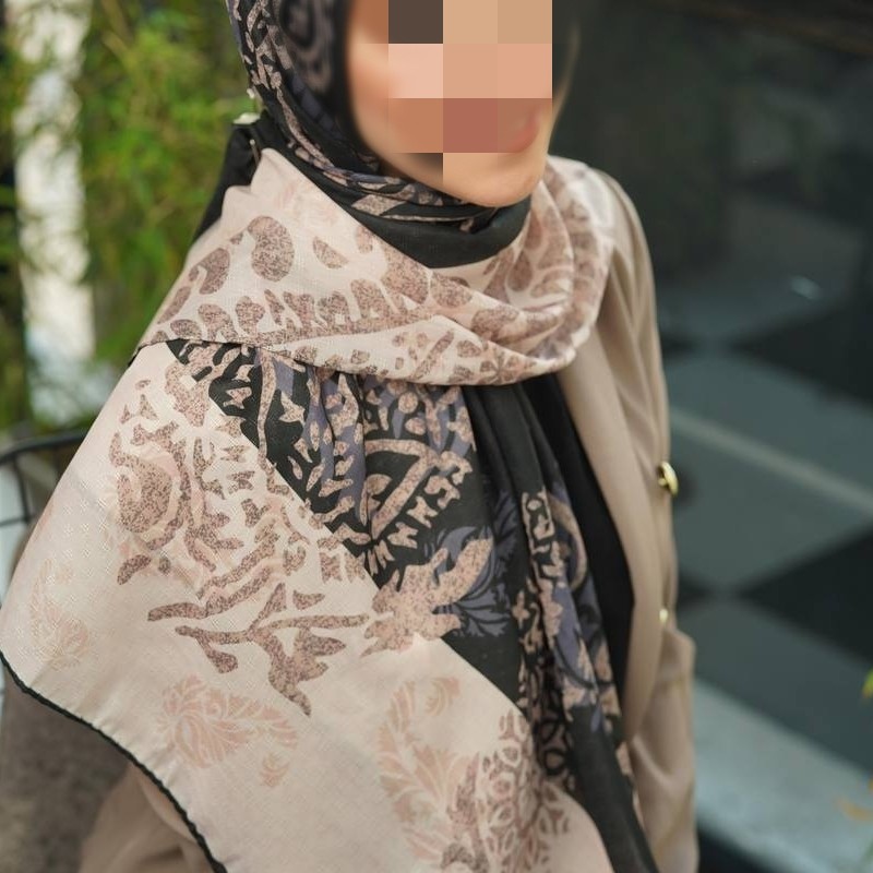روسری نخ گارزا
قواره 140
دور دست دوز
سر هست حتما باید گره یا گیره بزنین
چروک نمیشه
خنک و سبک مناسب تابستان