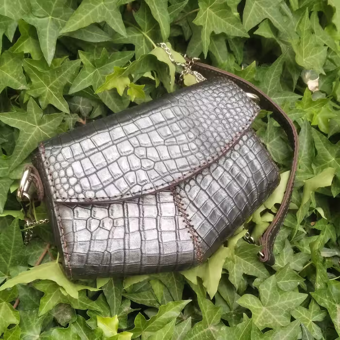کیف دوشی چرم طبیعی گاوی کاملا دستدوز 