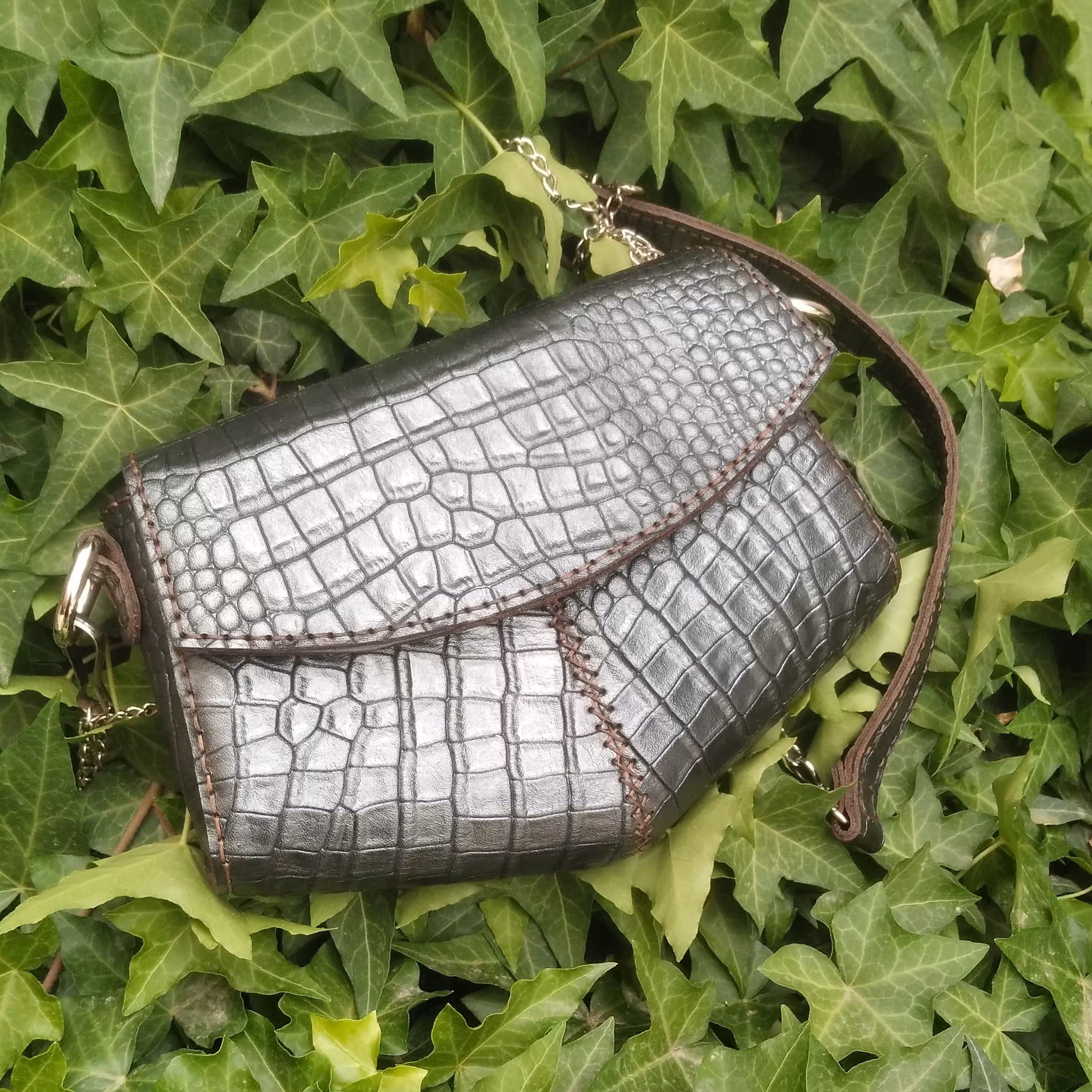 کیف دوشی چرم طبیعی گاوی کاملا دستدوز 