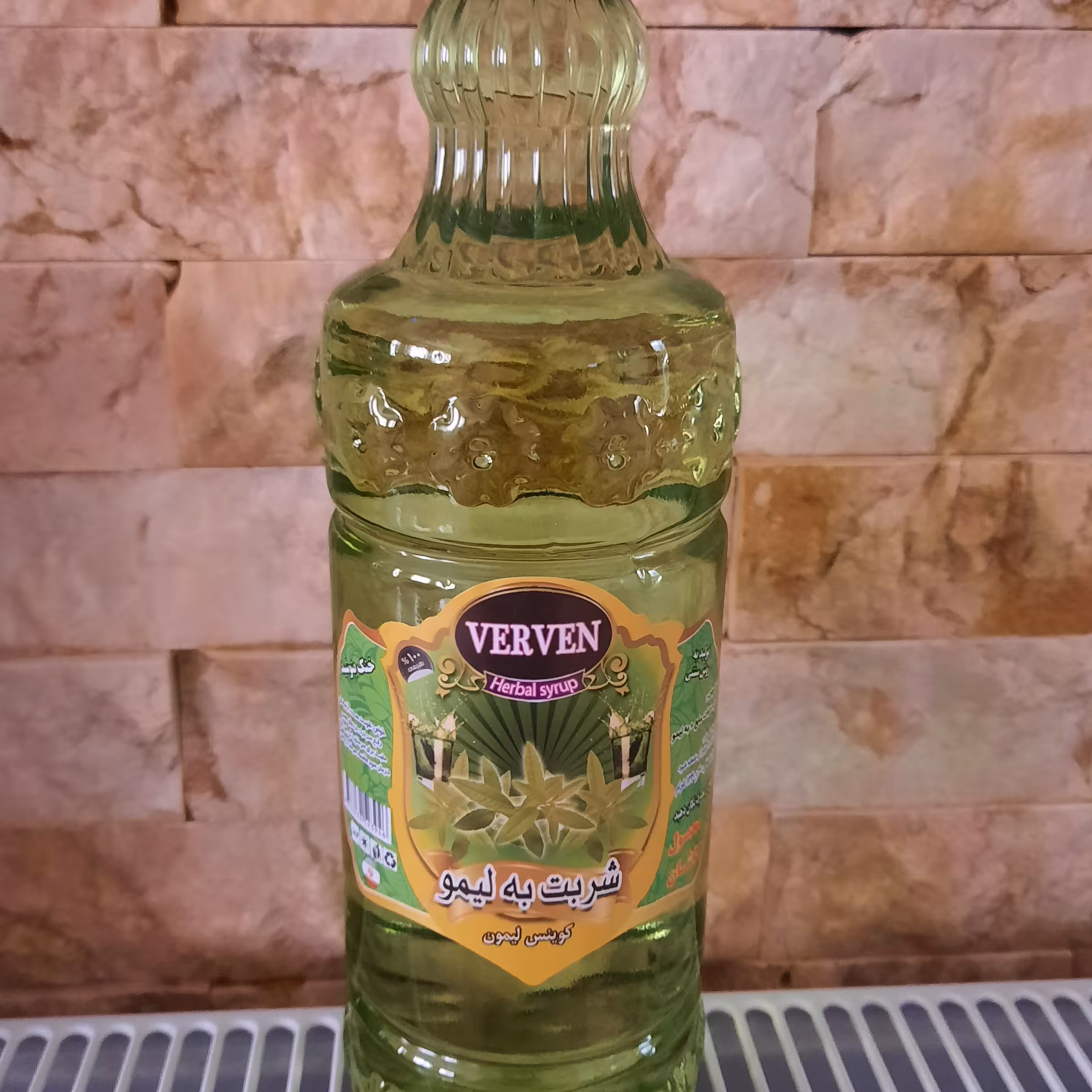 شربت به لیمو محصول کاشان به شیوه سنتی