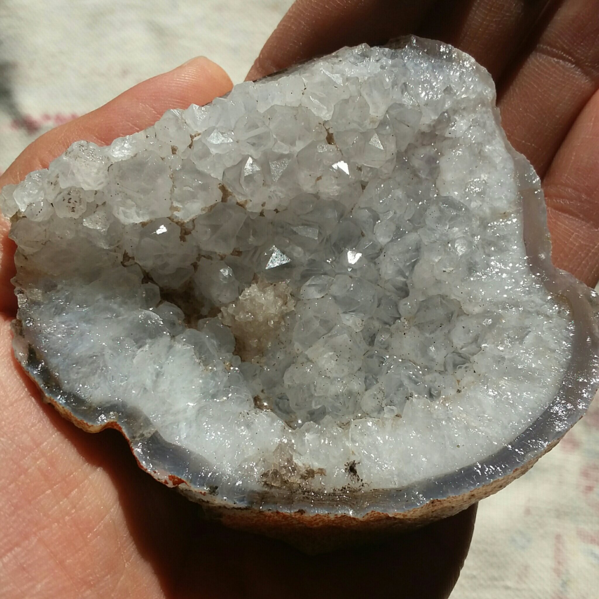 سنگ راف کوارتز پر بلور درشت درون بستر  محشر شاهکار خلقت دیدنییییی کاملا طبیعی فوق العاده
کد 8575