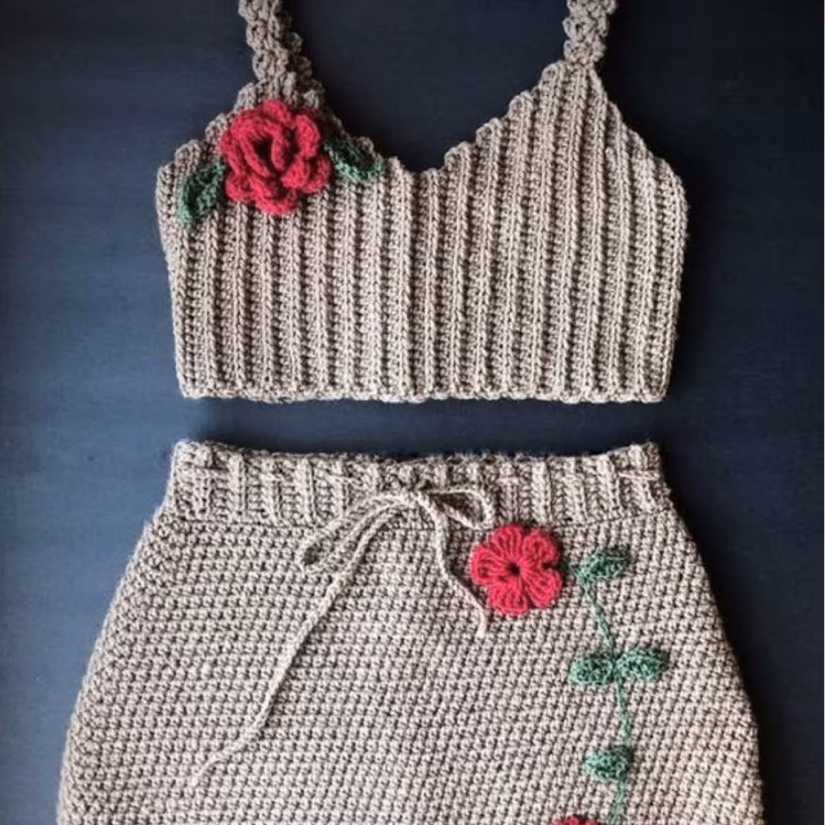 تاپ و دامن زنانه دستبافت با کاموا ترک درجه یک گلدوزی شده