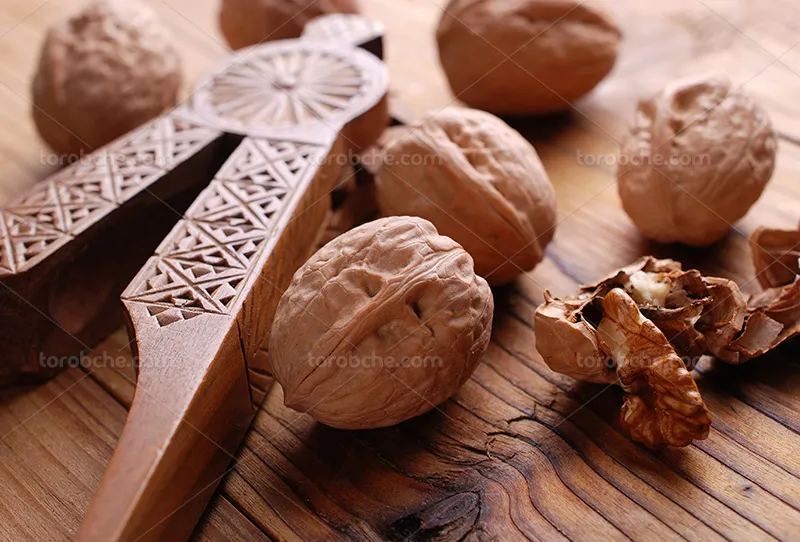 عکس گردو و میز چوبی | گرافیک با طعم تربچه