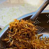 پیاز داغ خلالی کاملا چیپسی و خشک و بدون روغن 