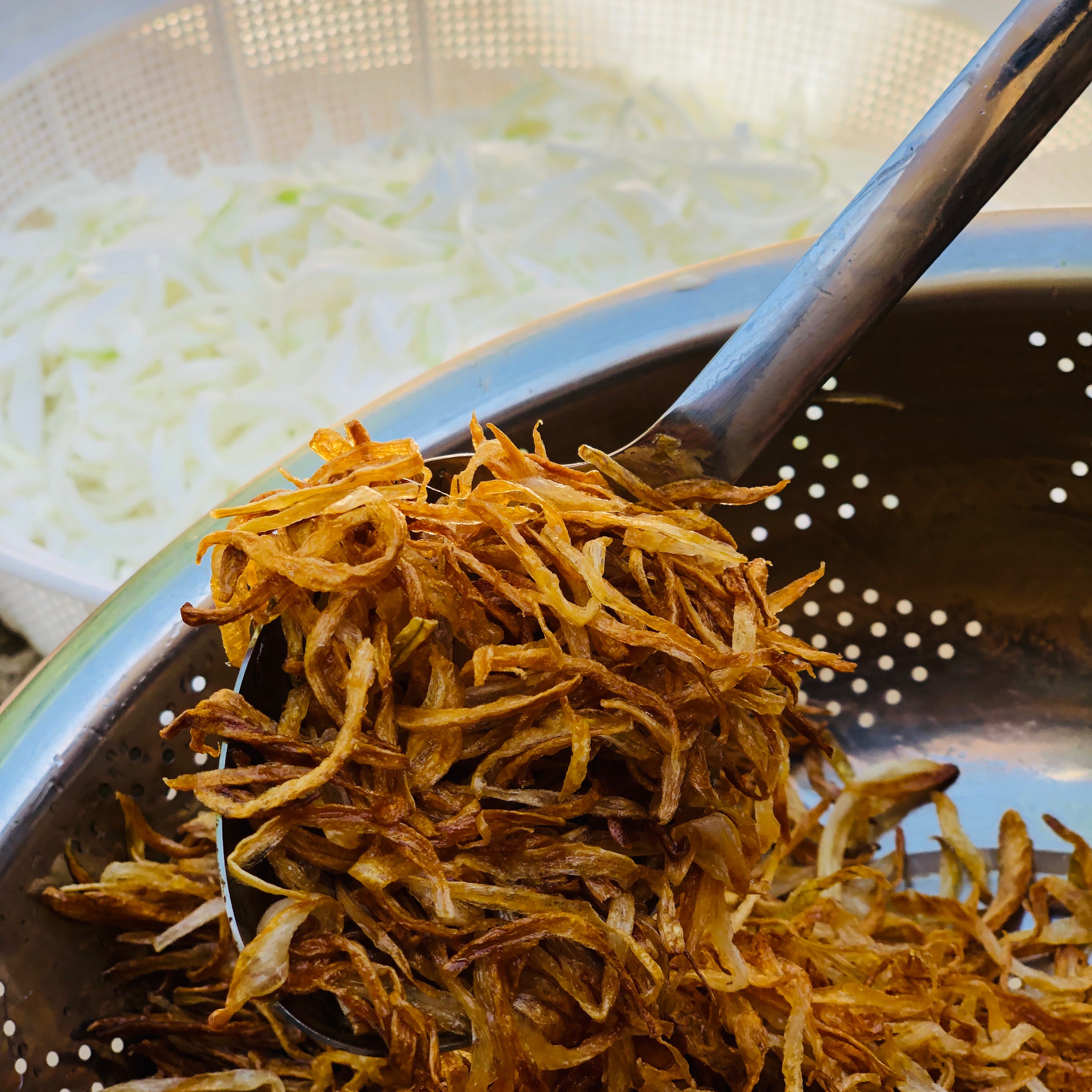 پیاز داغ خلالی کاملا چیپسی و خشک و بدون روغن 