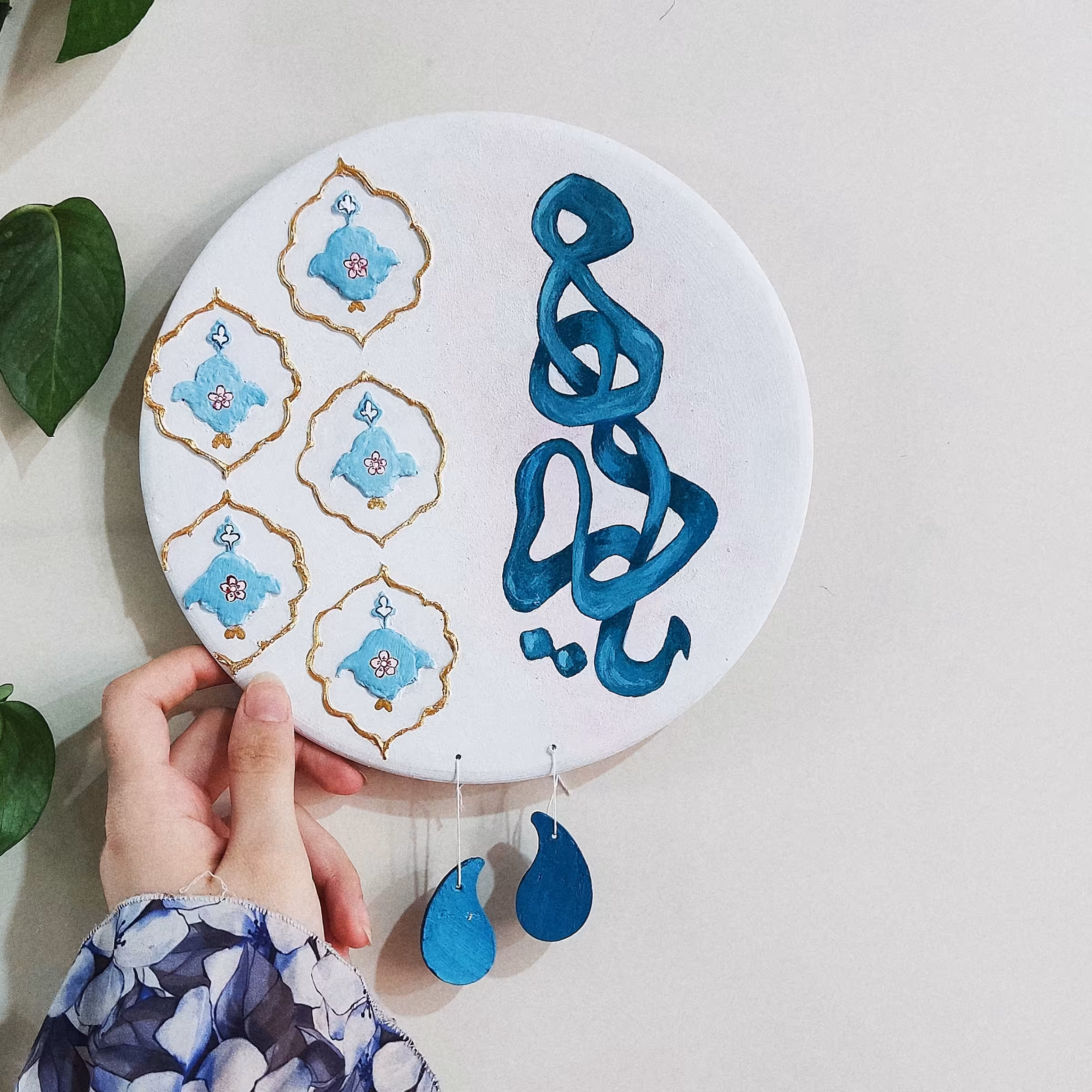 دیوارکوب سفالی تزیینی و هدیه ،رنگ فیروزه ای طرح یا مهدی نقش برجسته