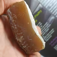 سنگ راف‌ عقیق ژئود خاص و تک و منحصر به فرد و زیبا عقیق‌ عسلی با لایه ای از  ژئود کلکسیونی تزیینی 