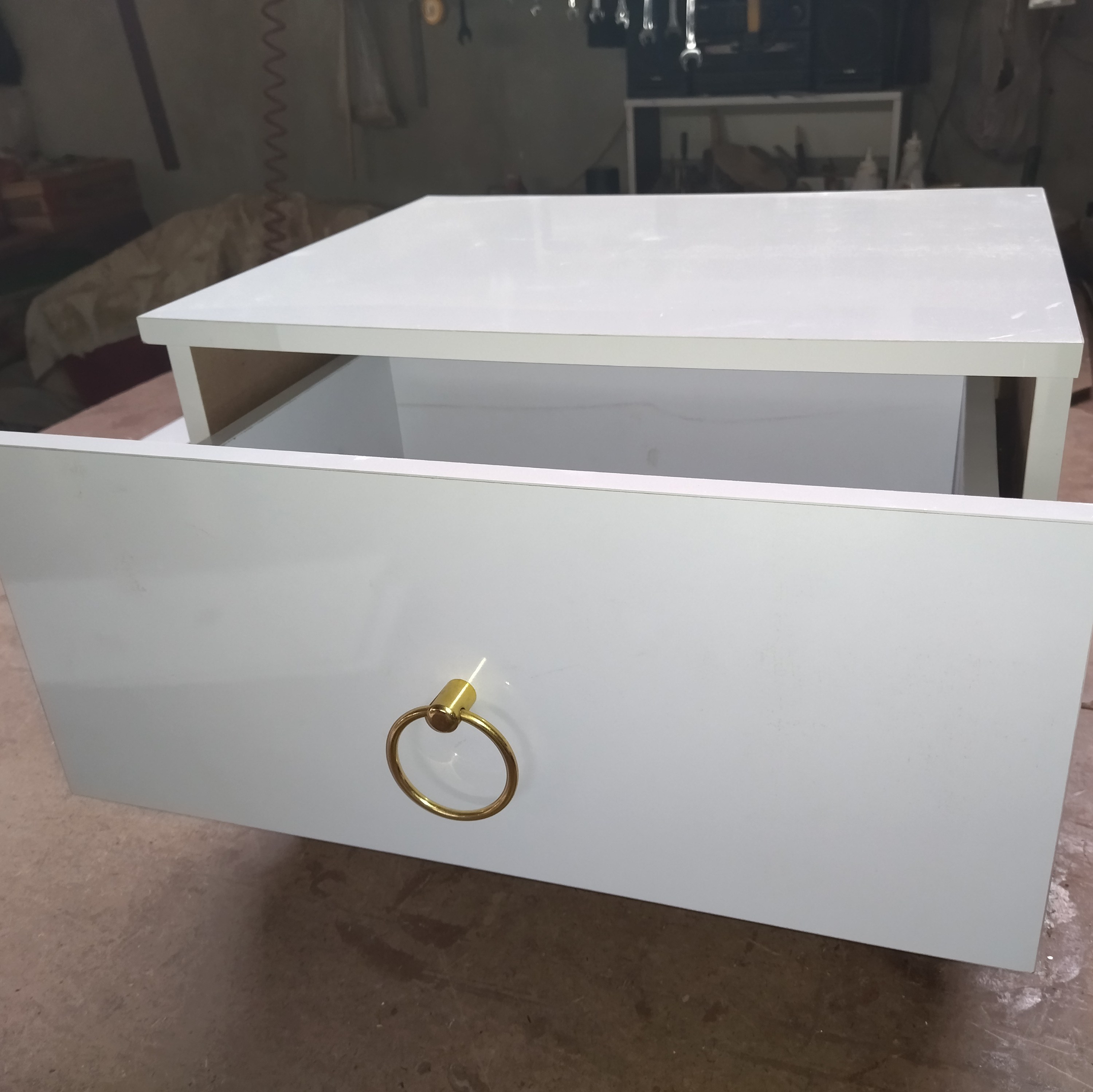میز پا تختی