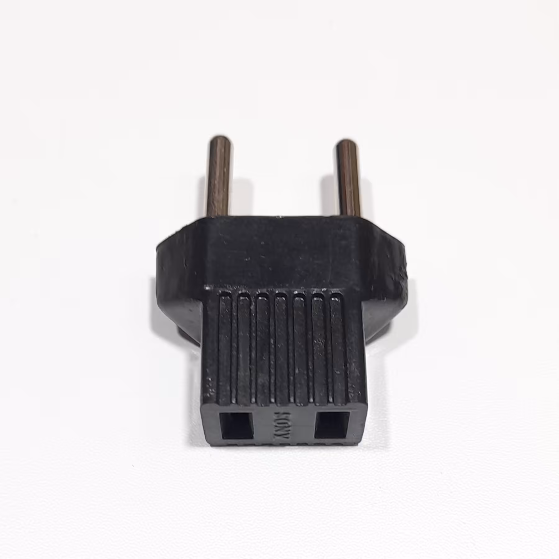  دوشاخه تبدیل 2به 2 (110به220) در دورنگ سفید و مشکی