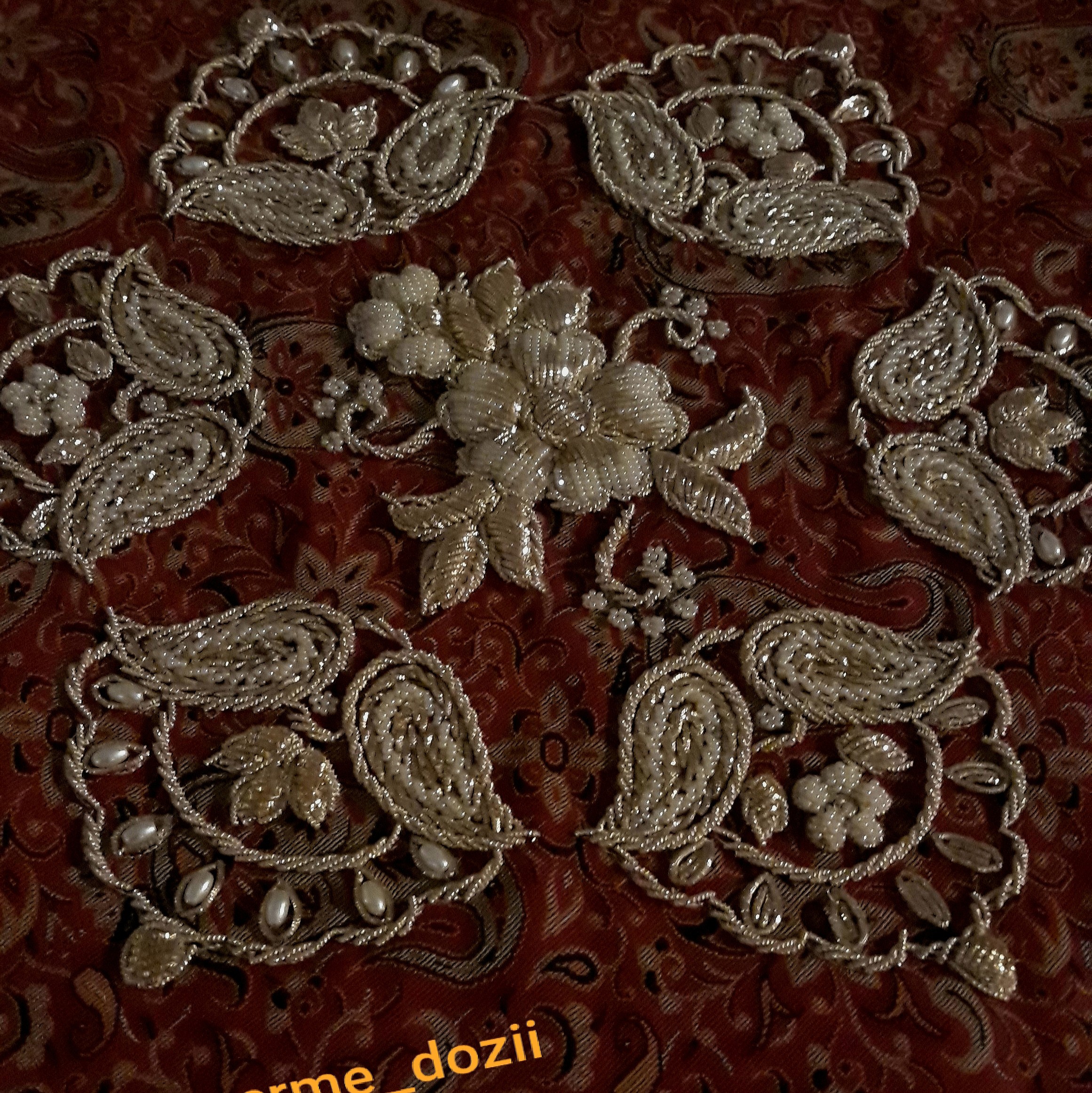 رومیزی ترمه سرمه دوزی مربع ،ترمه ابریشم یزد سرمه اصل هندی ،دوخت تخصصی سرمه ،نفیس و ارزشمند