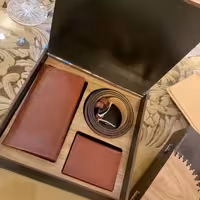 ست چرم طبیعی برند با جعبه چوبی به قیمت تولیدی کمربند چرم جا کارتی چرم جا پولی چر