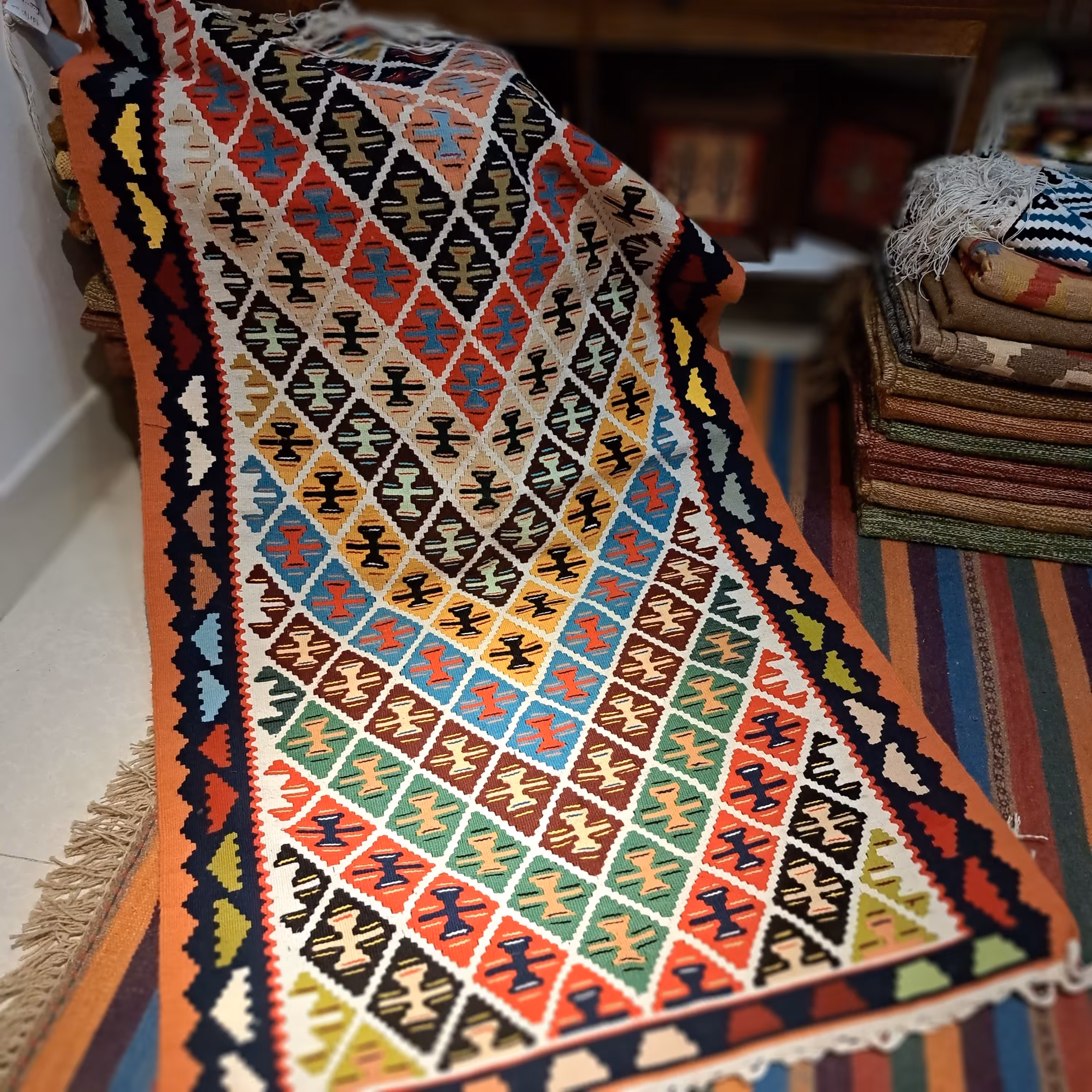 گلیم دستبافت با جنس آکرولیک و کیفیت عالی و ابعاد  حدود 170 در 95 و رنگ ثابت کد 85