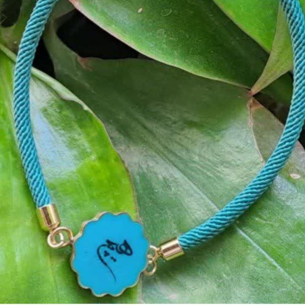 دستبند هیچ از جنس رزین سبز فیروزه ای طول دستبند به تناسب مچ دست شما قابل تغییر است حدود 6گرم