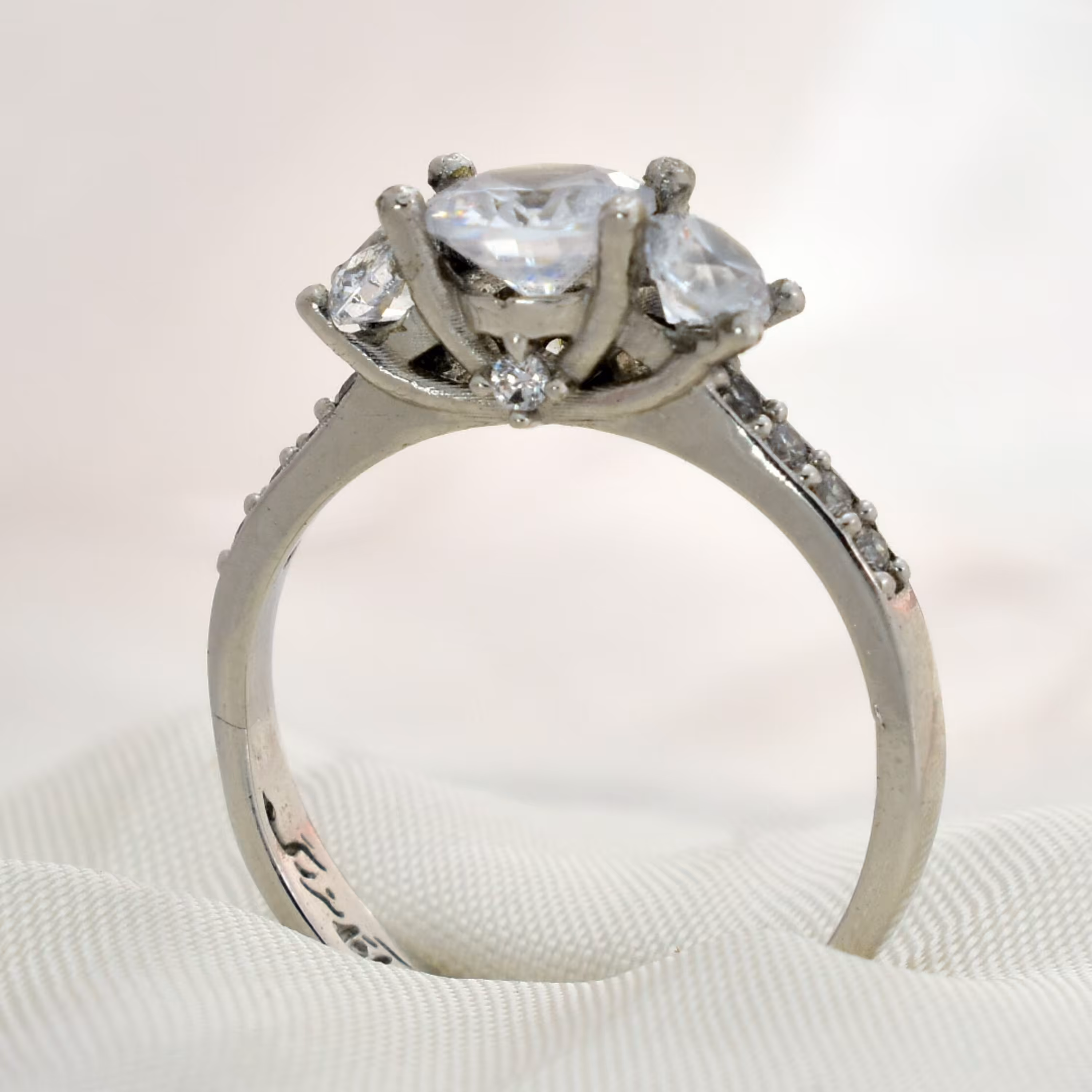 انگشتر نقره زنانه دخترانه سه نگین آبکاری طلا سفید آقابزرگ