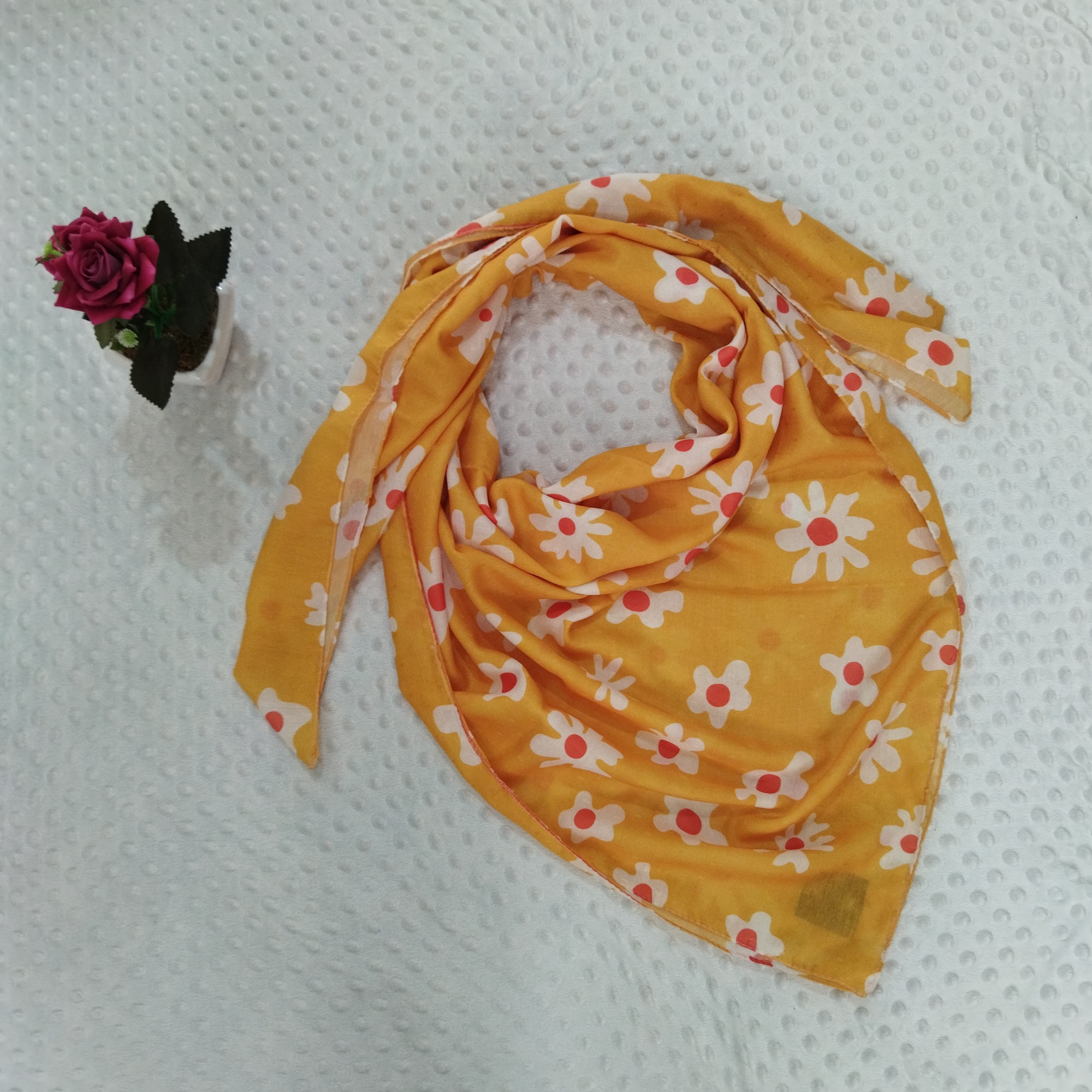 روسری نخی دوردوخت قواره بزرگ طرح بابونه