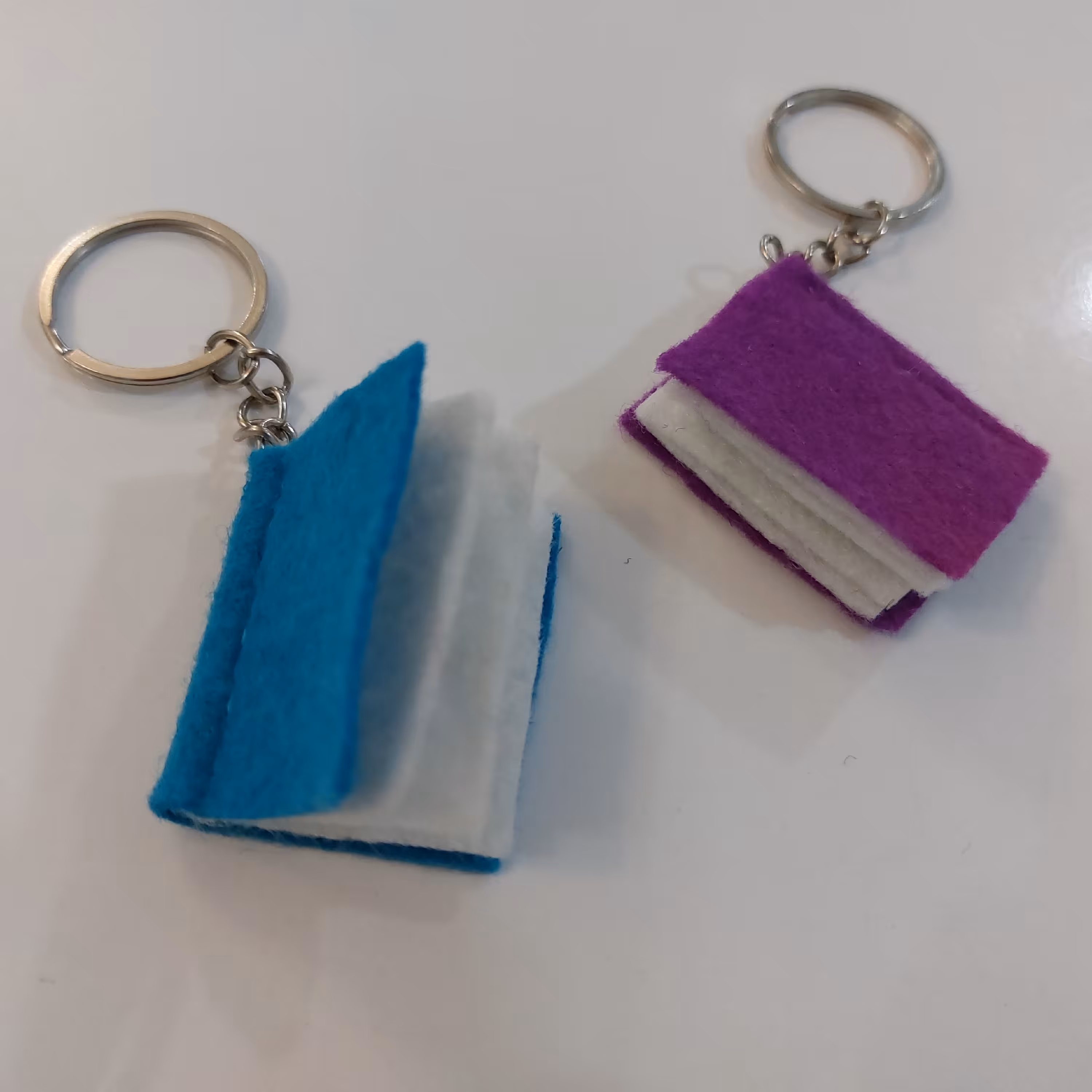 جا کلیدی یا آویز کیف طرح کتاب جنس نمدی در رنگهای مختلف