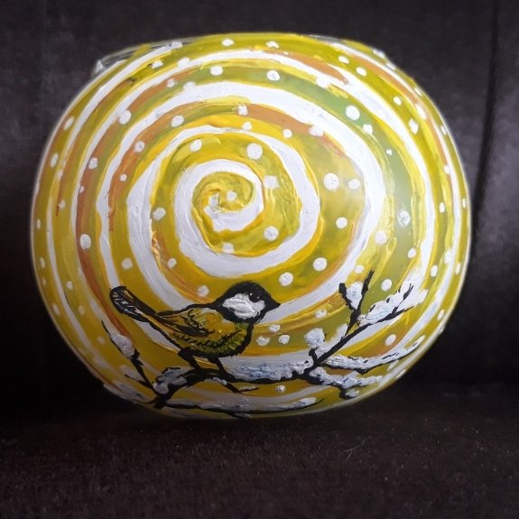 نقاشی روی شیشه .پرنده و برف