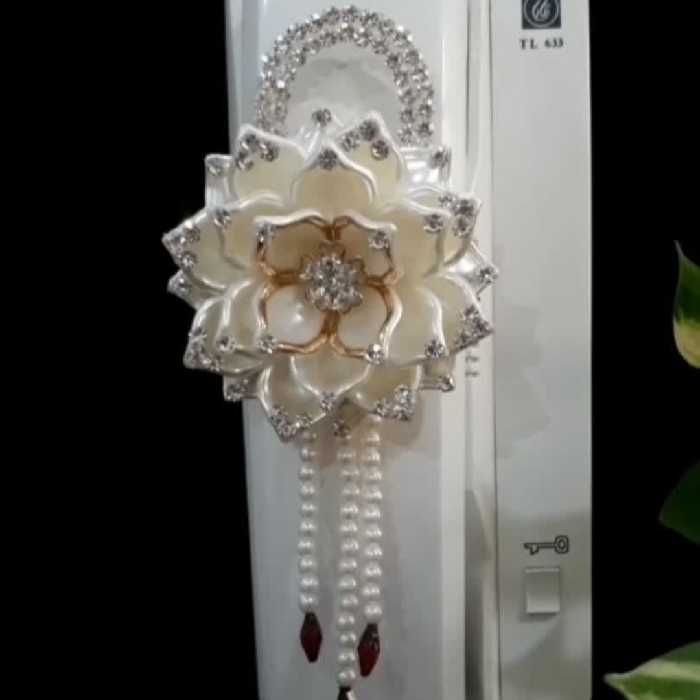 گل کریستالی مخصوص تزئین آیفون، رنگ صدفی و لب طلایی.
