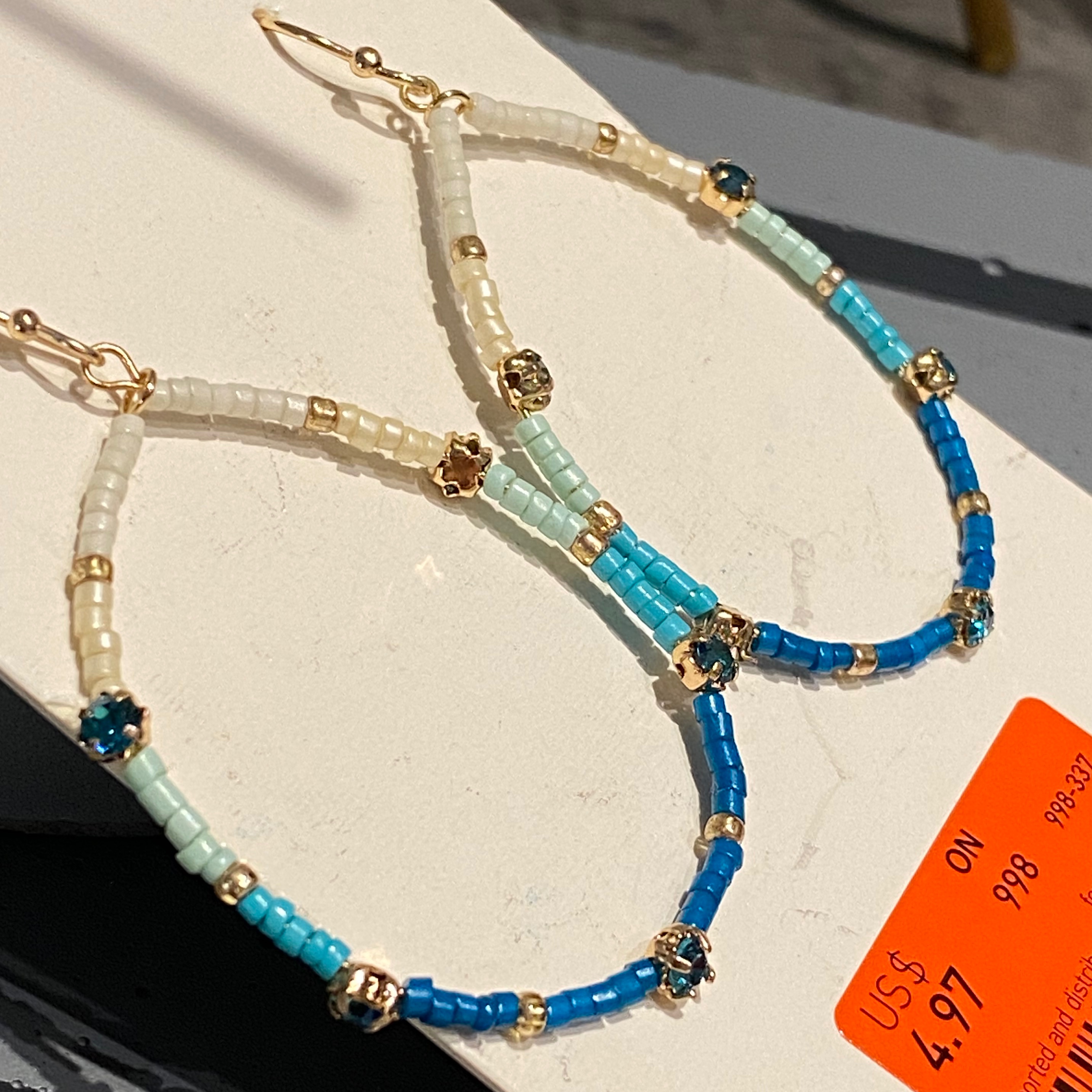گوشواره ای با ترکیب رنگی بسیار زیبا
نگین ابی
وارداتی
ضد حساسیت
کادو تولد