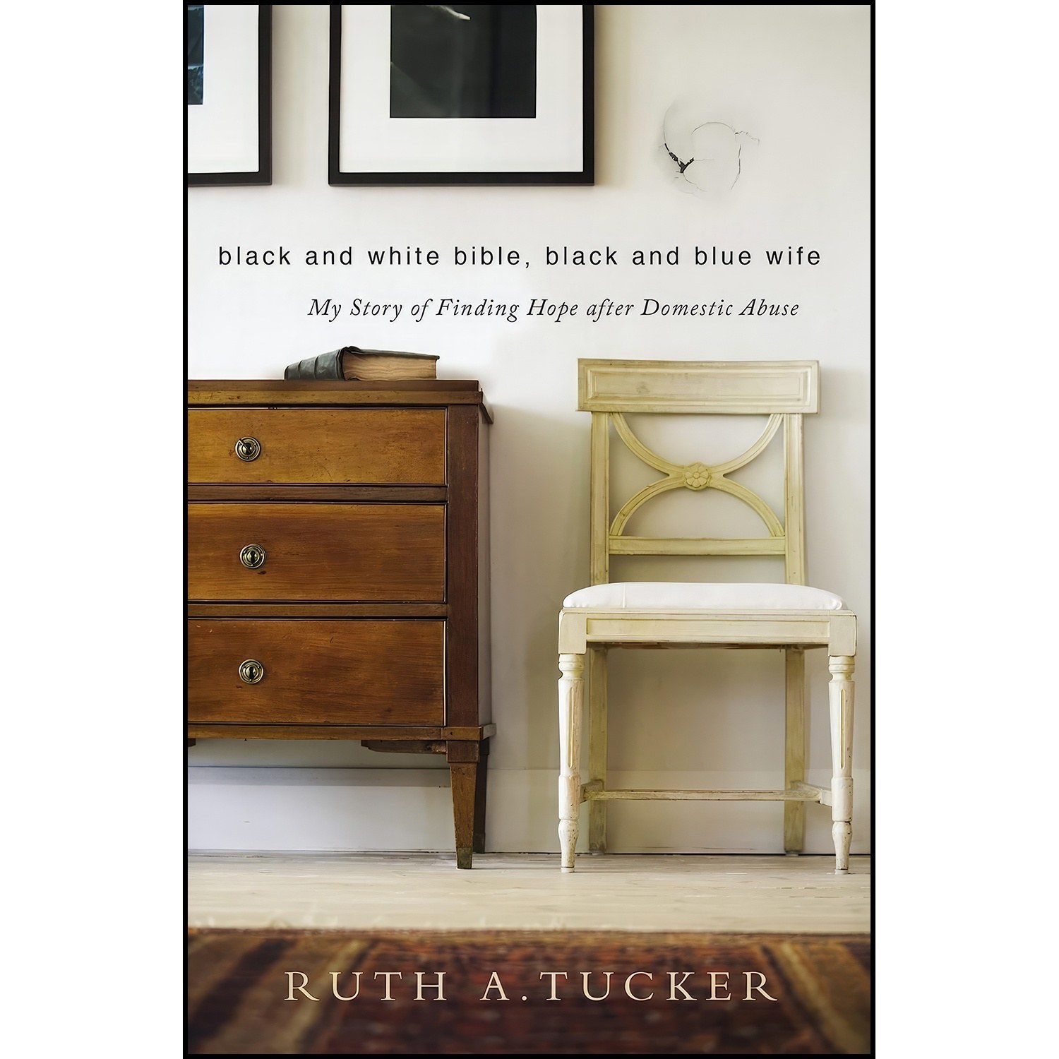کتاب زبان اصلی Black and White Bible Black and Blue Wife اثر Ruth A Tucker