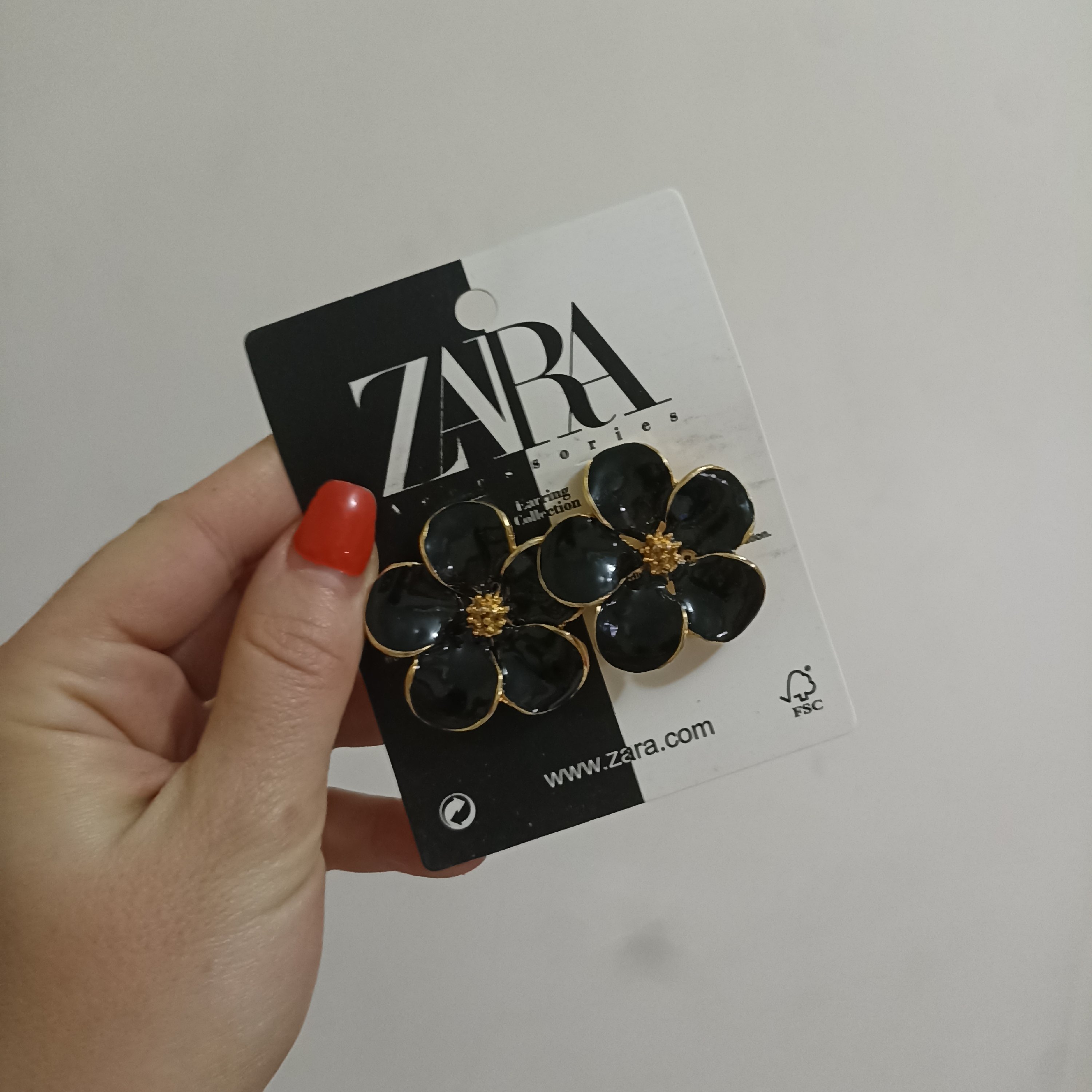 گوشواره میخی برند zara طرح گل مشکی