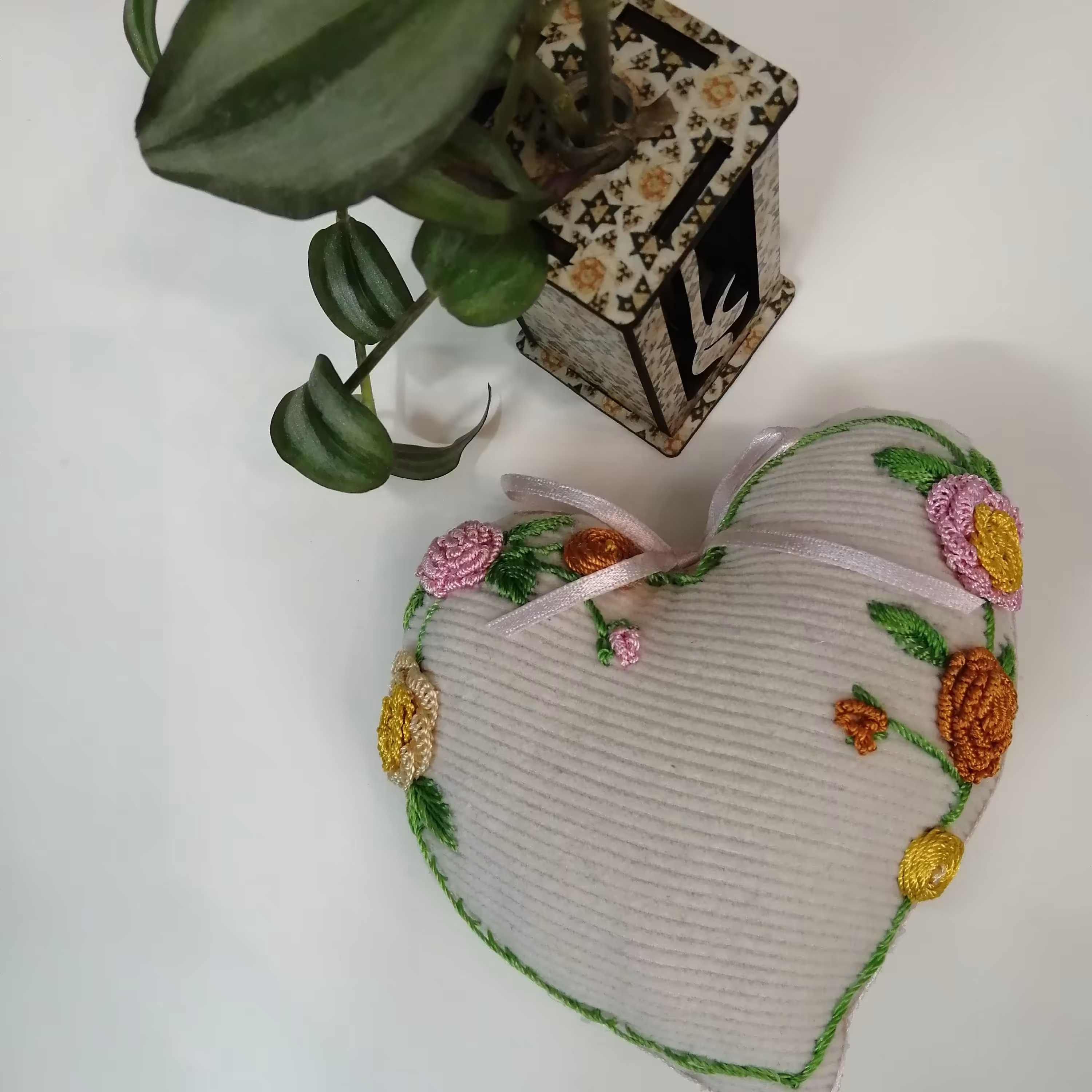 جاسوزنی گلدوزی شده
