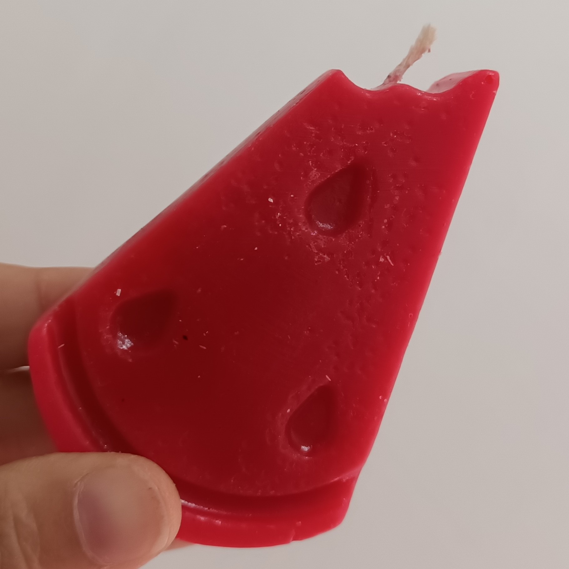 شمع دستساز قاچ هندوانه ایستاده، به صورت تک و تعداد سفارش پذیرفته می شود.