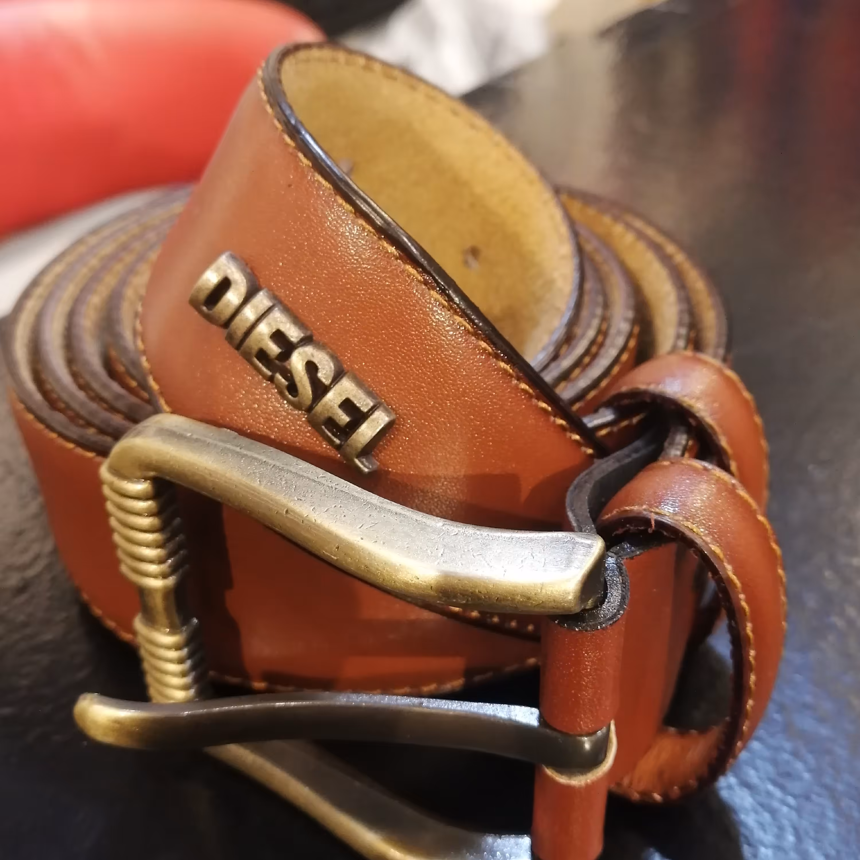 کمربند چرم مصنوعی با چرم طبیعی مو نمیزنه داخل نمدی رنگ عسلی قیمت کاملا مفت.. ارزان و با  کیفیت 