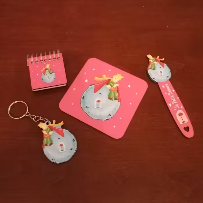 پک شازده کوچولو شامل زیرلیوانی و بوک مارک و دفترچه کوچک بدون خط و جاسوئیچی