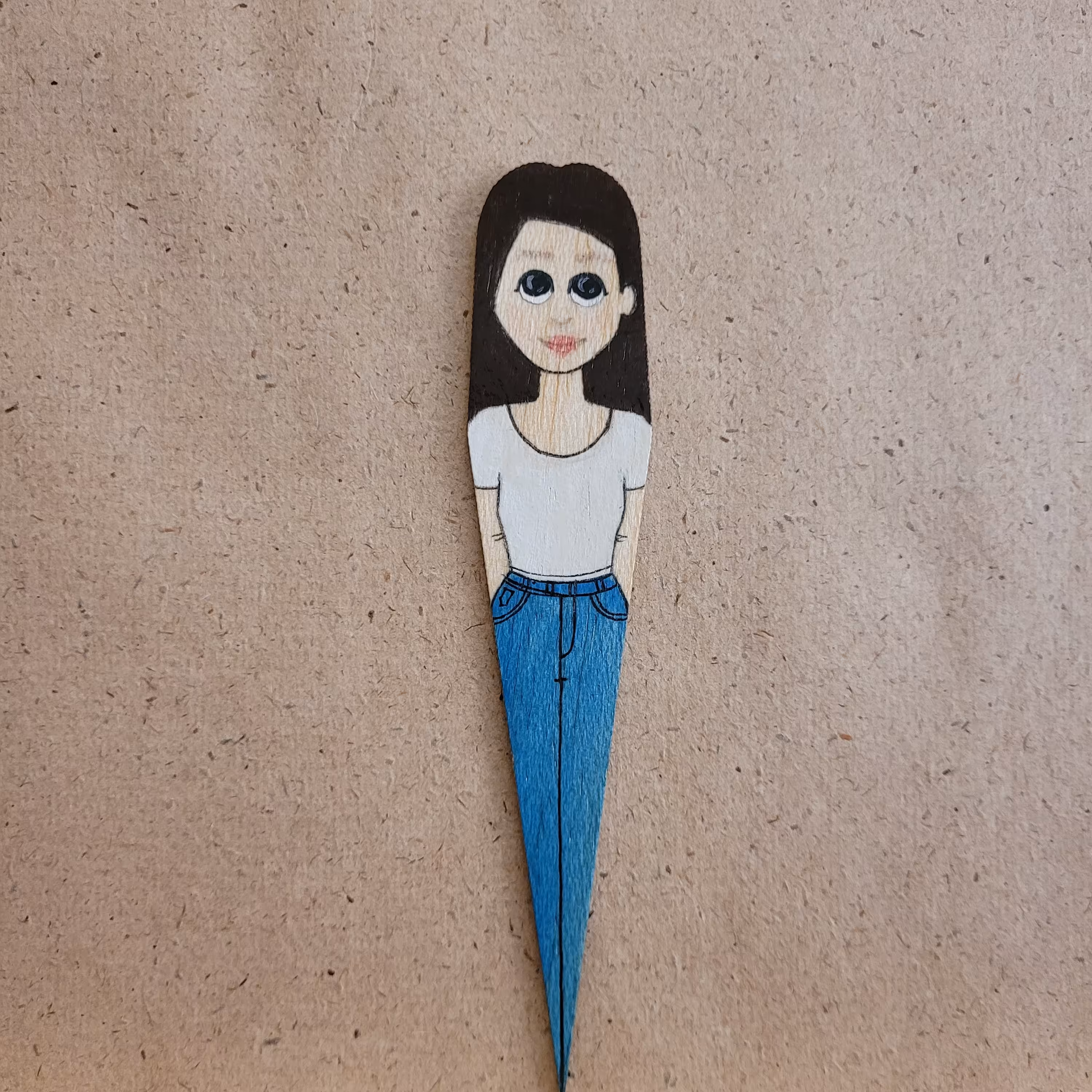 بوک مارک نقاشی چهره روی چوب بالسا بهترین هدیه برای خودت و دوستات.  چوب الف. دختر  مو بلند با تیشرت سفید و جین