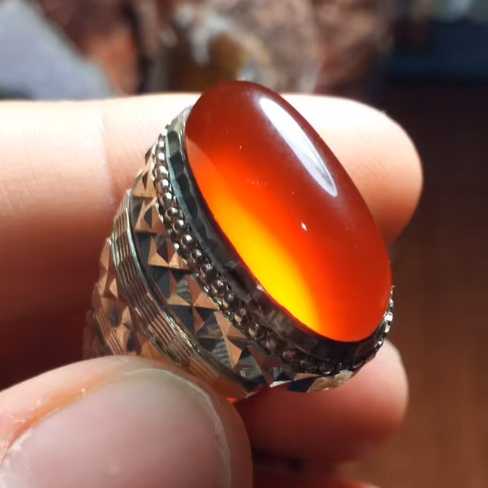 انگشتر تمام دستساز آینه کاری بسیار خاص و استثنایی عقیق تیغ آبدار یمنی سرخه سرخ