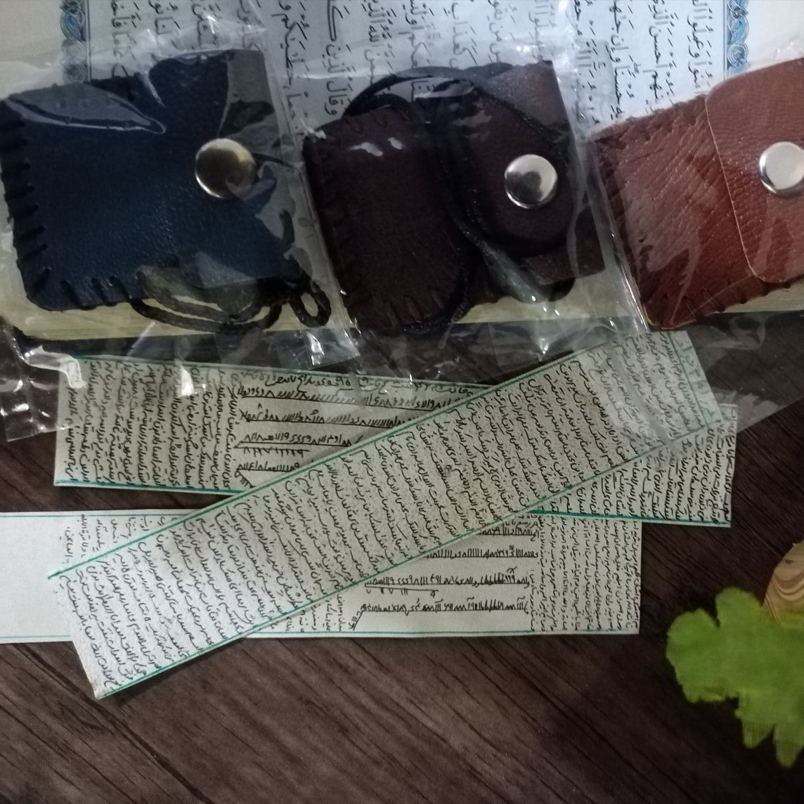 حرز  امام جواد (علیه السلام)با رعایت تمام آداب و شرایط به همراه کیف چرمی باکیفیت (نوشته شده در ساعت سعد و روی برگ مخصوص)