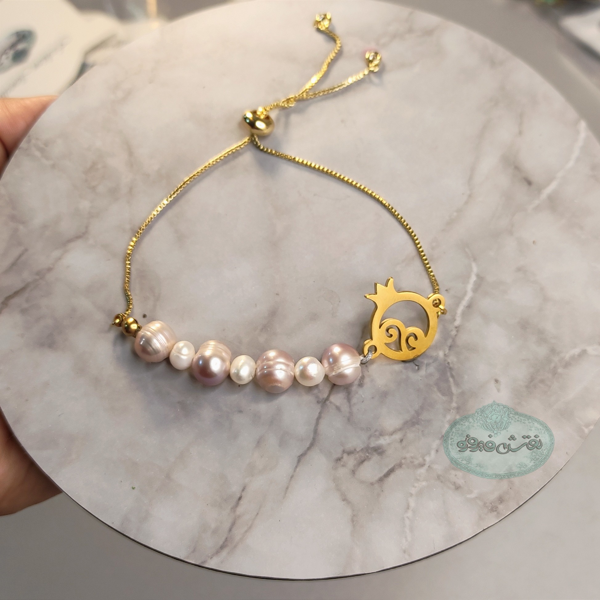 دستبند مروارید اناری استیل بند اسانسوری مهره ای