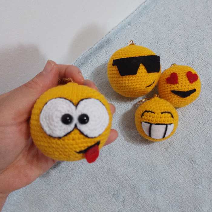 سرکلیدی وآویز کیف وماشین استیکر                        قیمت برای یک عدد است