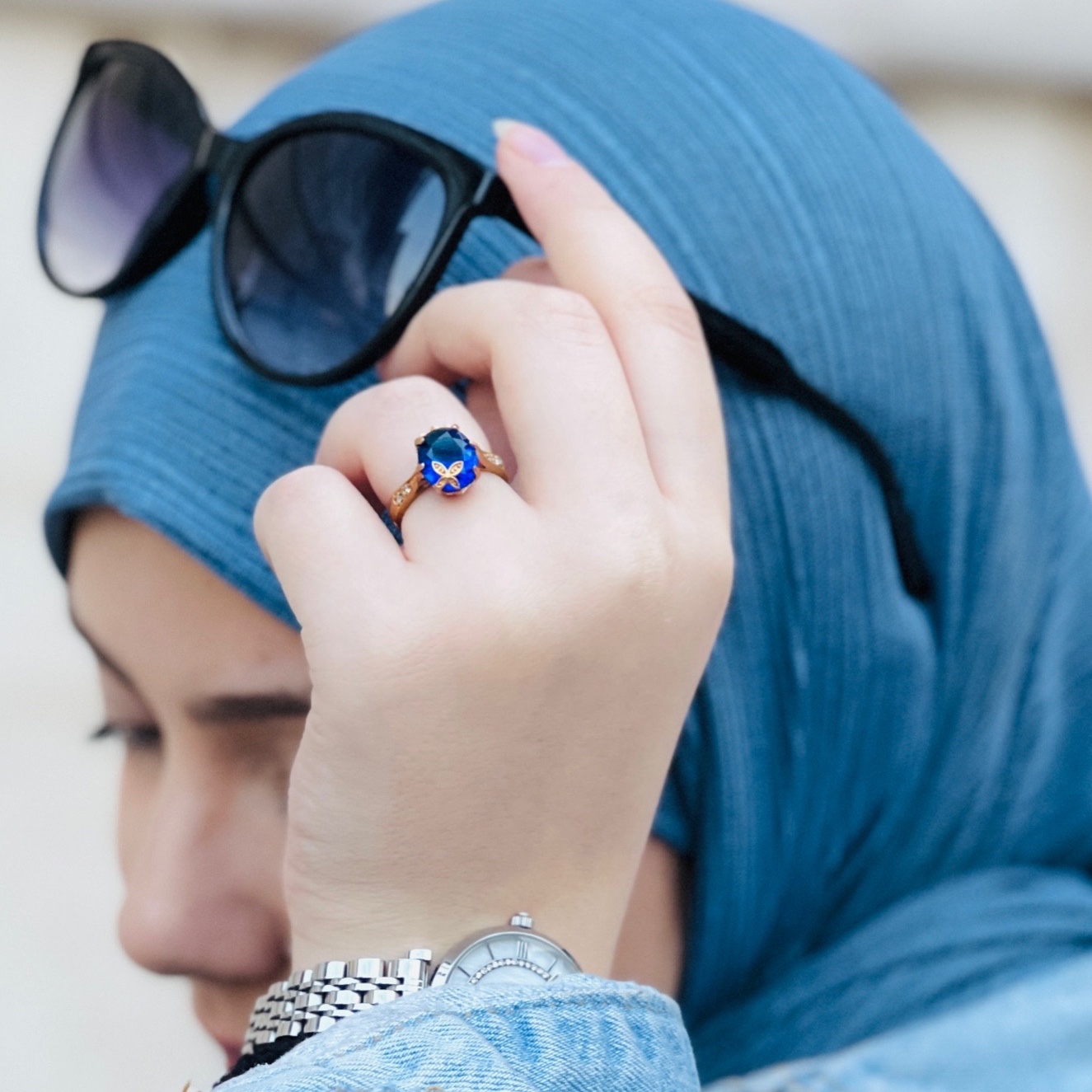 انگشتر زنونه طلاروس با نگین یاقوت آبی صنعتی
