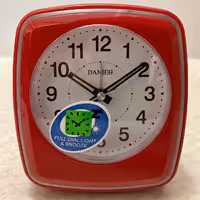 ساعت رومیزی برند دانیه آلارم دار رنگ قرمز