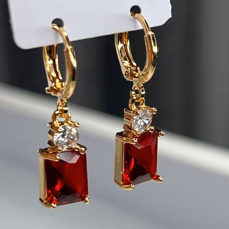 گوشواره نگین قرمز از برند محبوب وای اس ایکس 