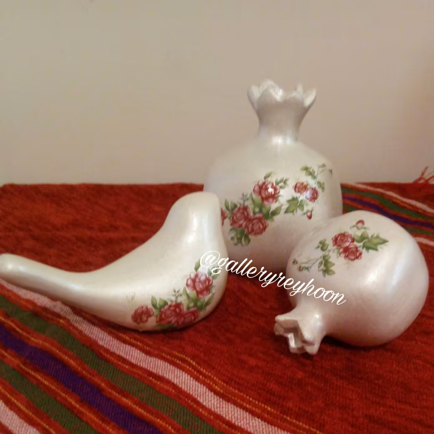 پرنده و انارهای سفالی