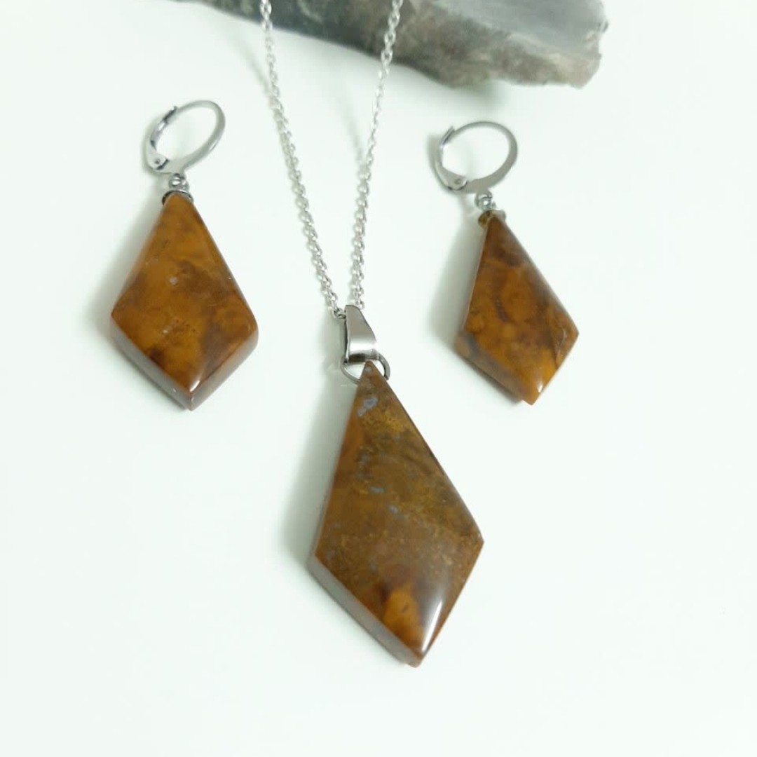 نیم ست سنگ جاسبر با اتصالات استیل پولیس دو طرفش و تماما کار دست 